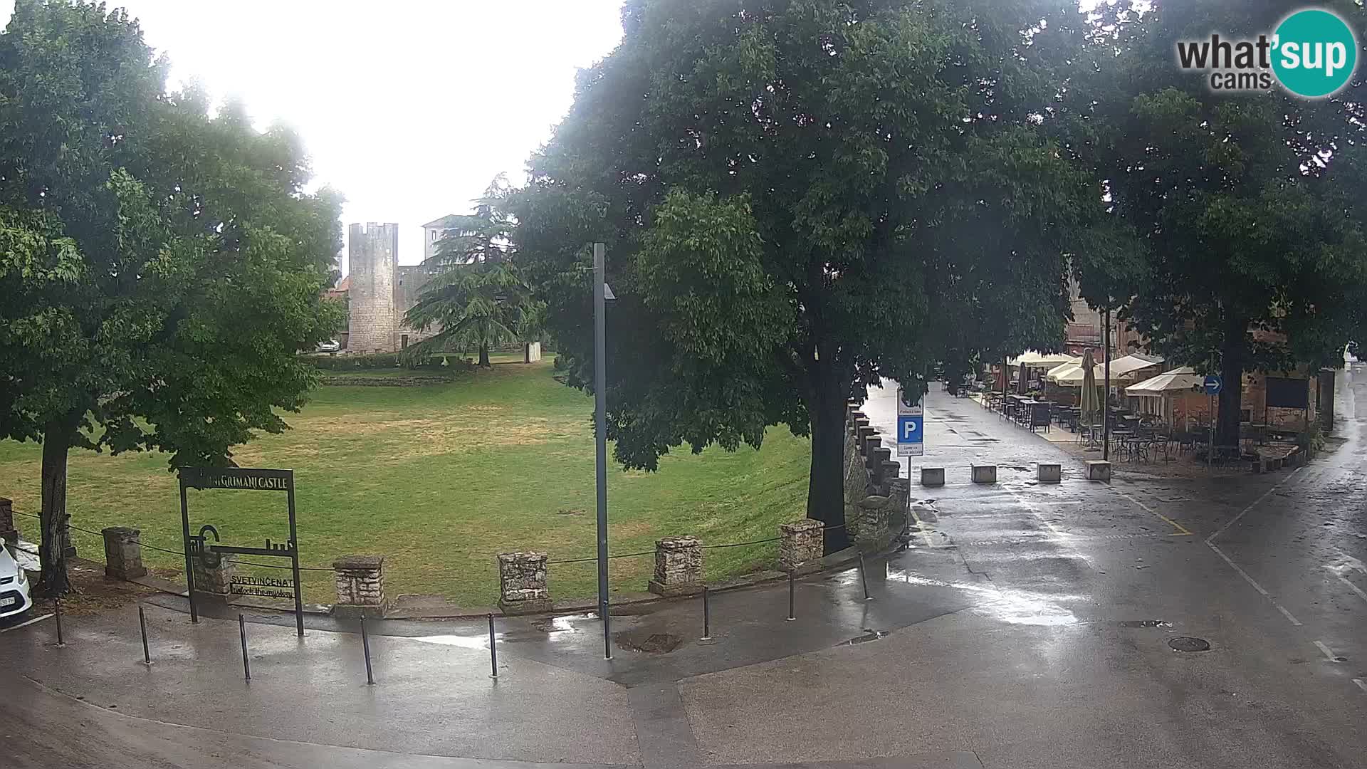 Svetvinčenat v živo – pogled na grad Morosini Grimani – Istra – Hrvaška