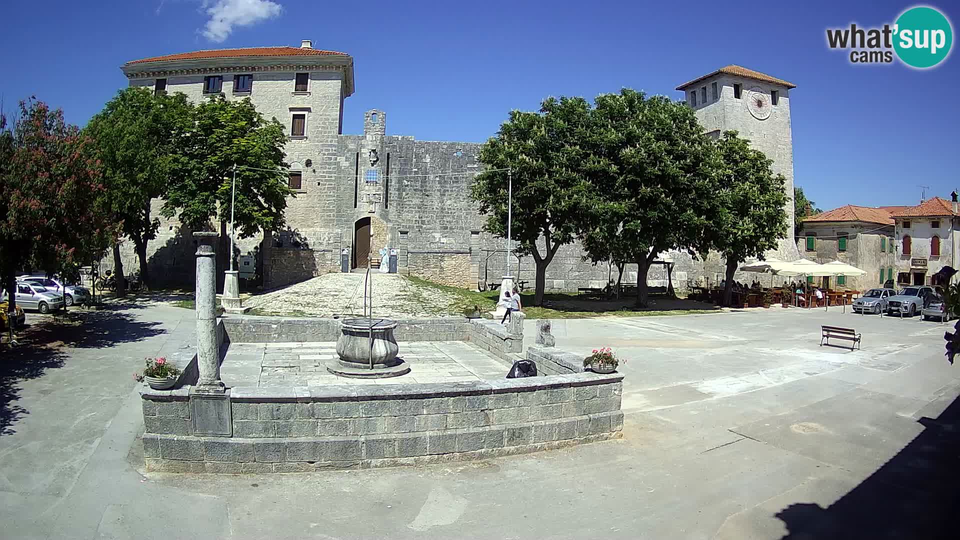 Spletna kamera Svetvinčenat – Grad in vodnjak – Istra – Hrvaška