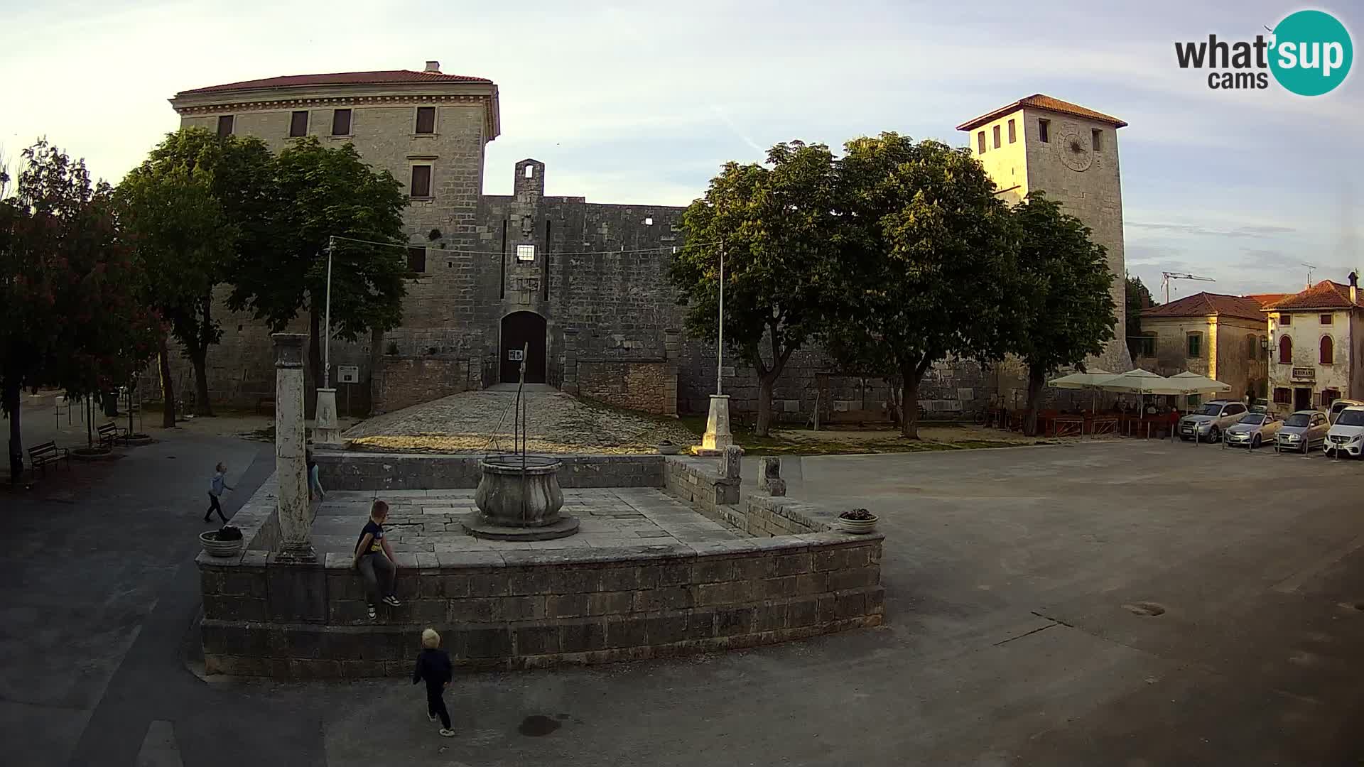 Spletna kamera Svetvinčenat – Grad in vodnjak – Istra – Hrvaška