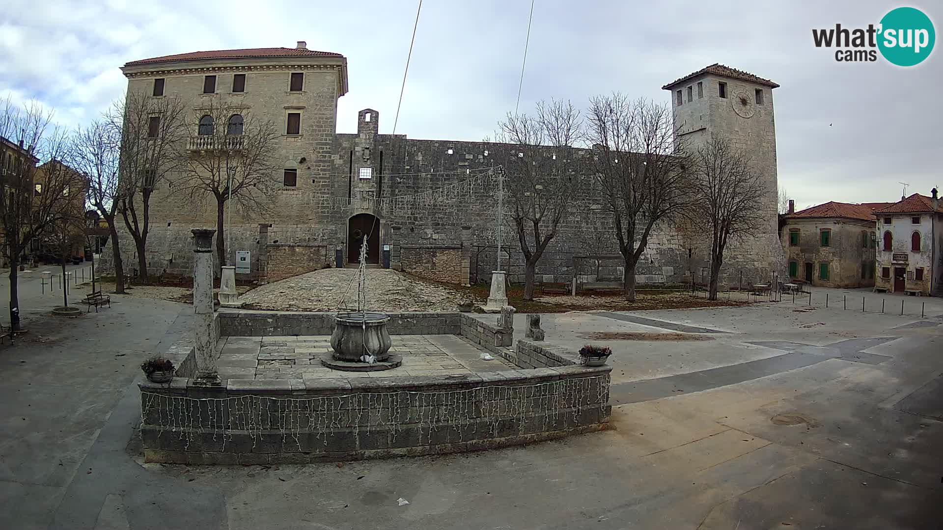 Webcam Svetvinčenat – die Burg und Brunnen – Istrien – Kroatien