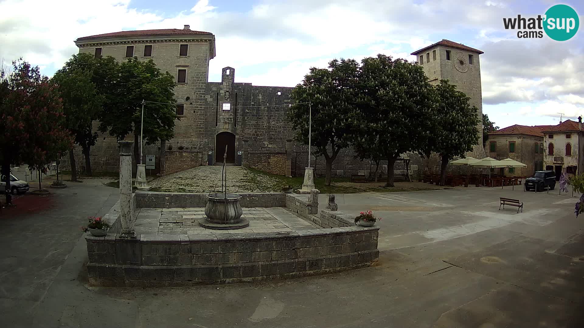 Spletna kamera Svetvinčenat – Grad in vodnjak – Istra – Hrvaška