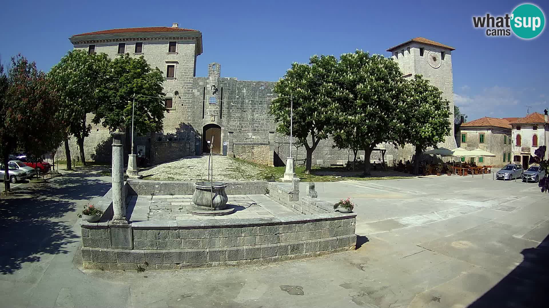 Spletna kamera Svetvinčenat – Grad in vodnjak – Istra – Hrvaška
