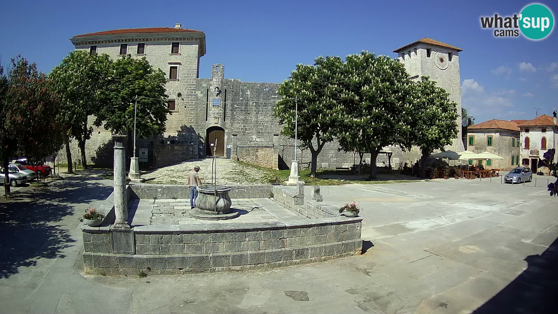 Spletna kamera Svetvinčenat – Grad in vodnjak – Istra – Hrvaška