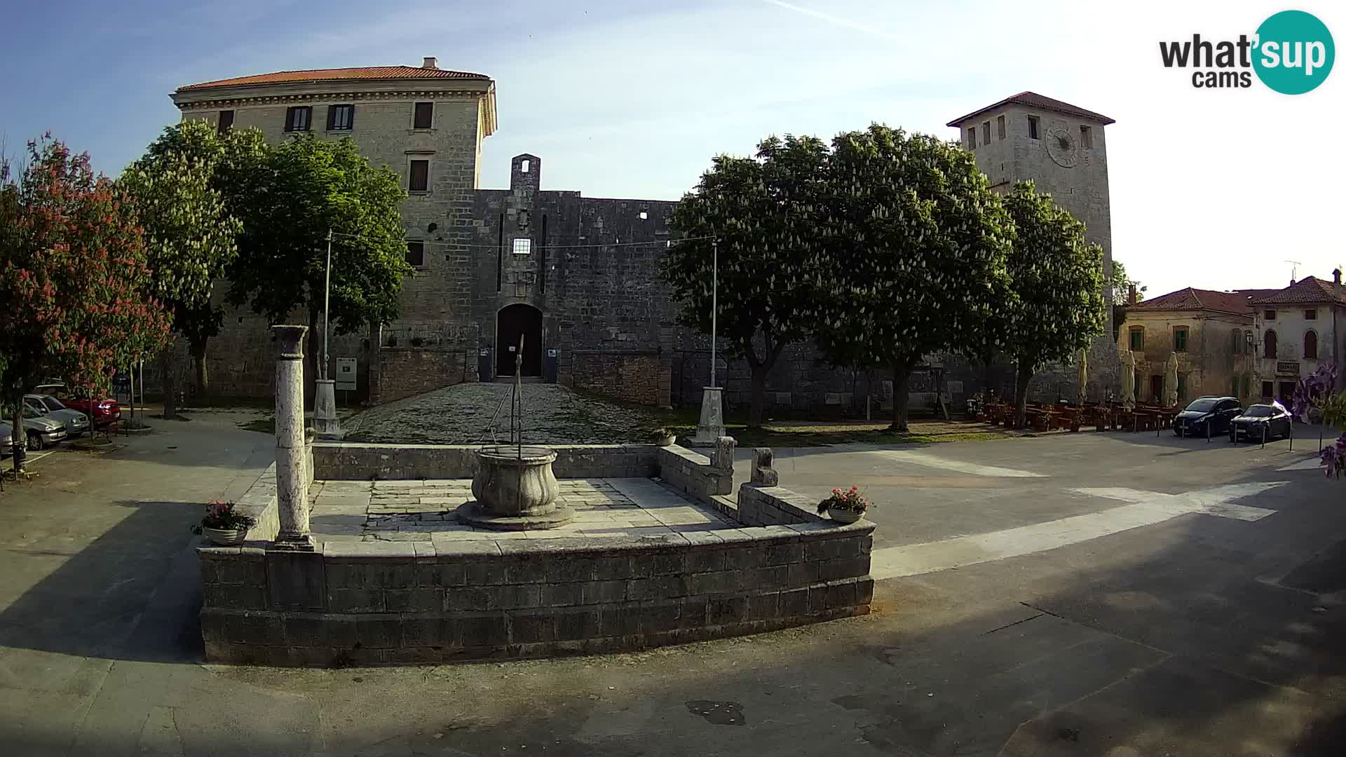 Spletna kamera Svetvinčenat – Grad in vodnjak – Istra – Hrvaška