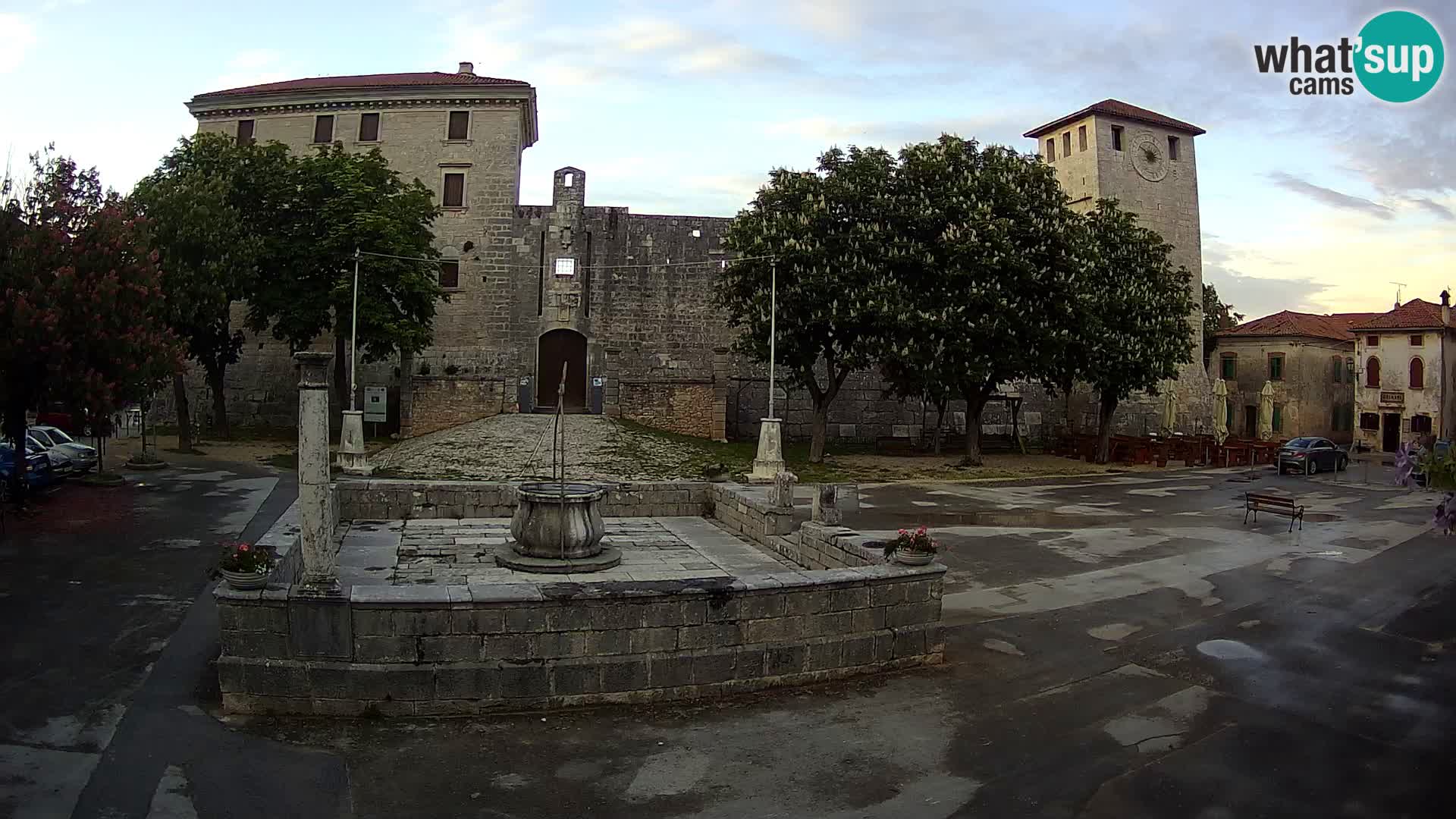 Spletna kamera Svetvinčenat – Grad in vodnjak – Istra – Hrvaška