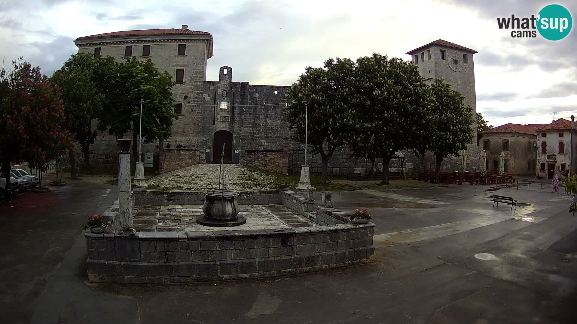 Spletna kamera Svetvinčenat – Grad in vodnjak – Istra – Hrvaška