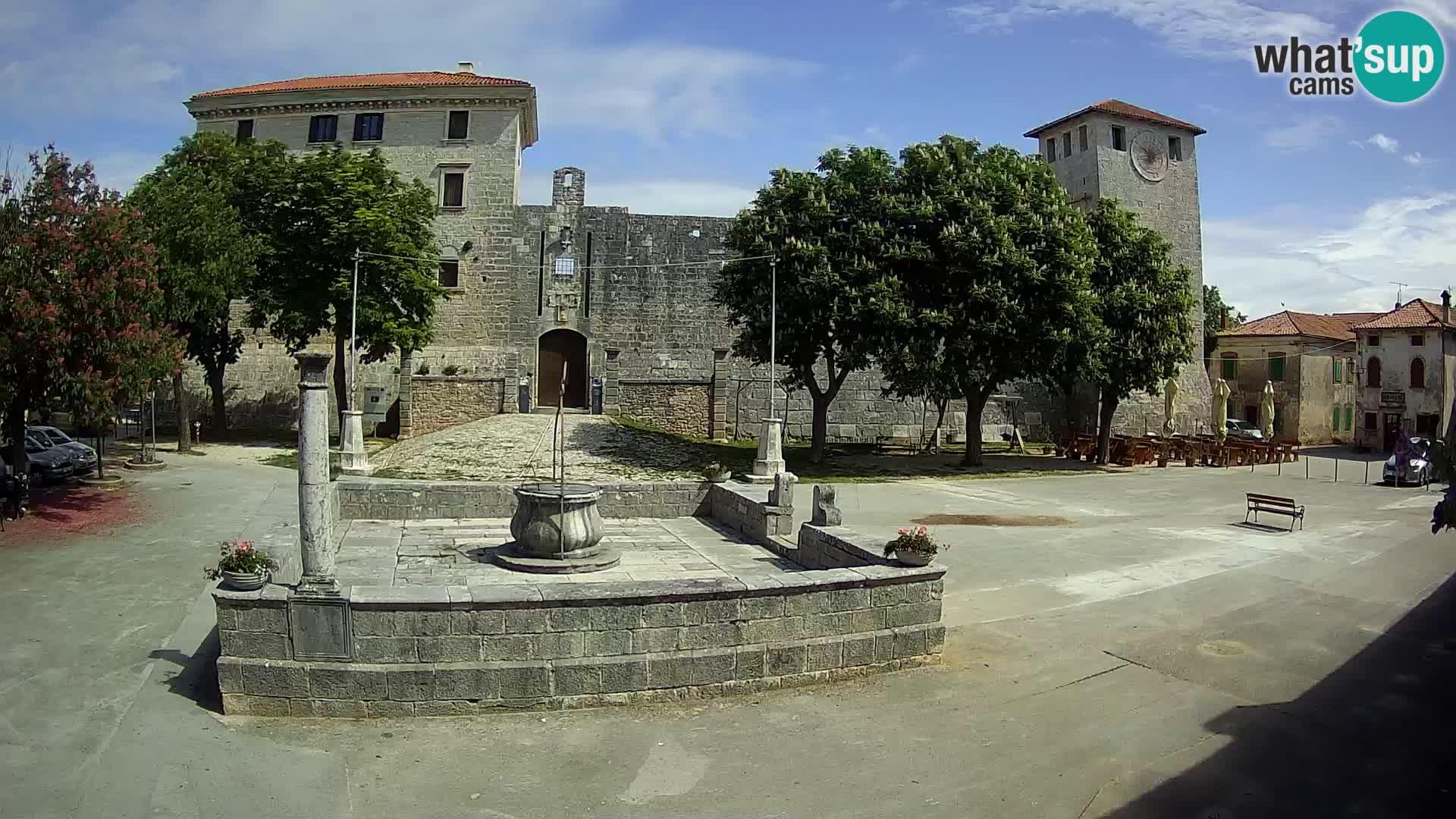Spletna kamera Svetvinčenat – Grad in vodnjak – Istra – Hrvaška