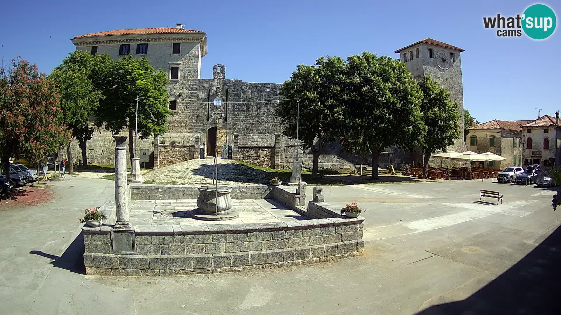 Spletna kamera Svetvinčenat – Grad in vodnjak – Istra – Hrvaška