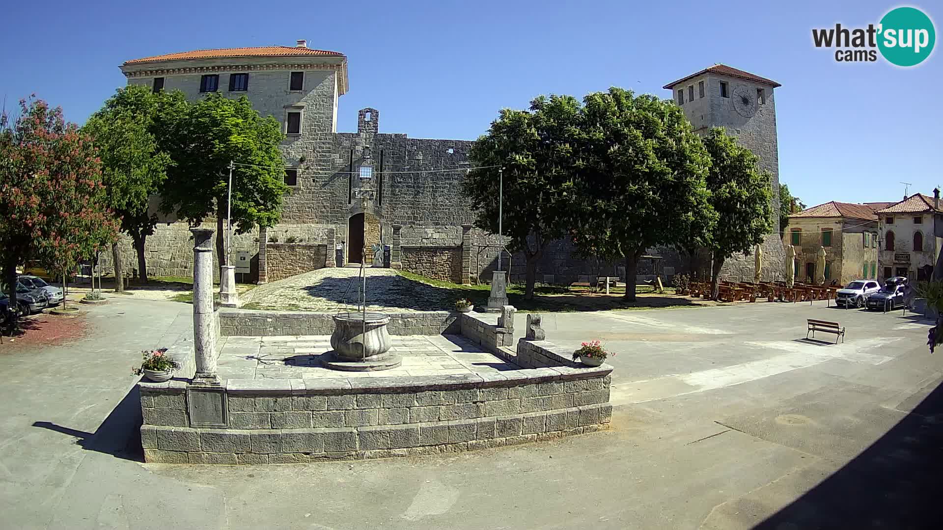 Spletna kamera Svetvinčenat – Grad in vodnjak – Istra – Hrvaška