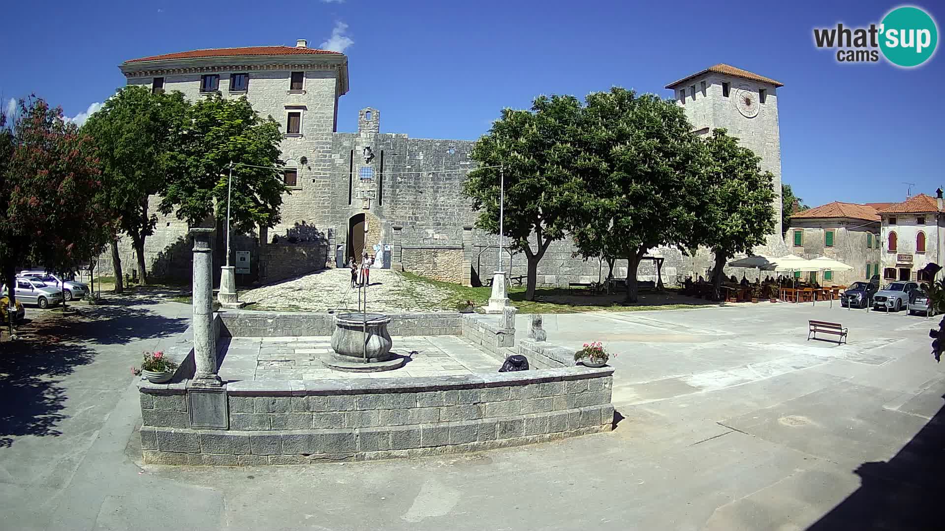 Spletna kamera Svetvinčenat – Grad in vodnjak – Istra – Hrvaška