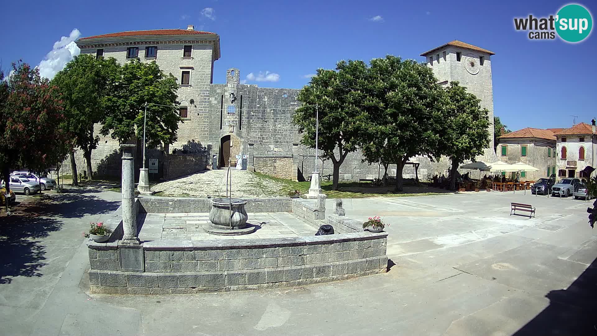Spletna kamera Svetvinčenat – Grad in vodnjak – Istra – Hrvaška