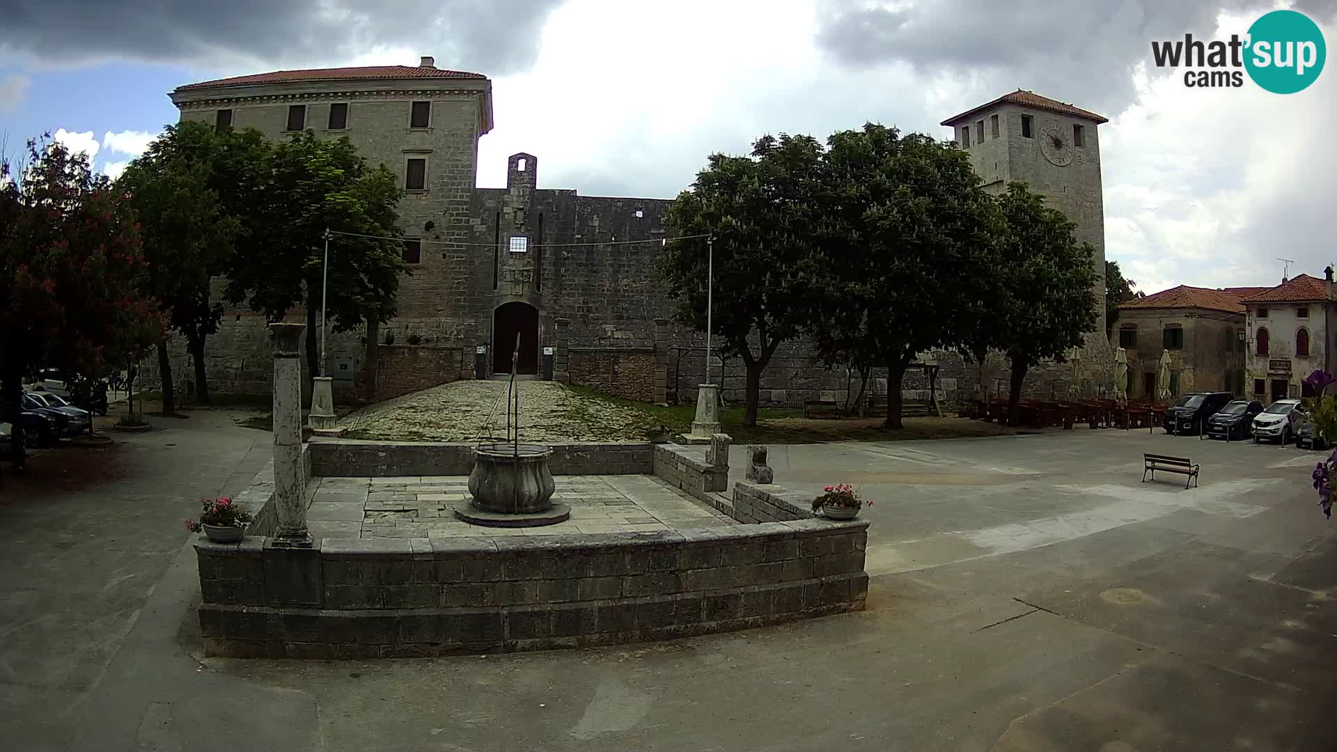Spletna kamera Svetvinčenat – Grad in vodnjak – Istra – Hrvaška