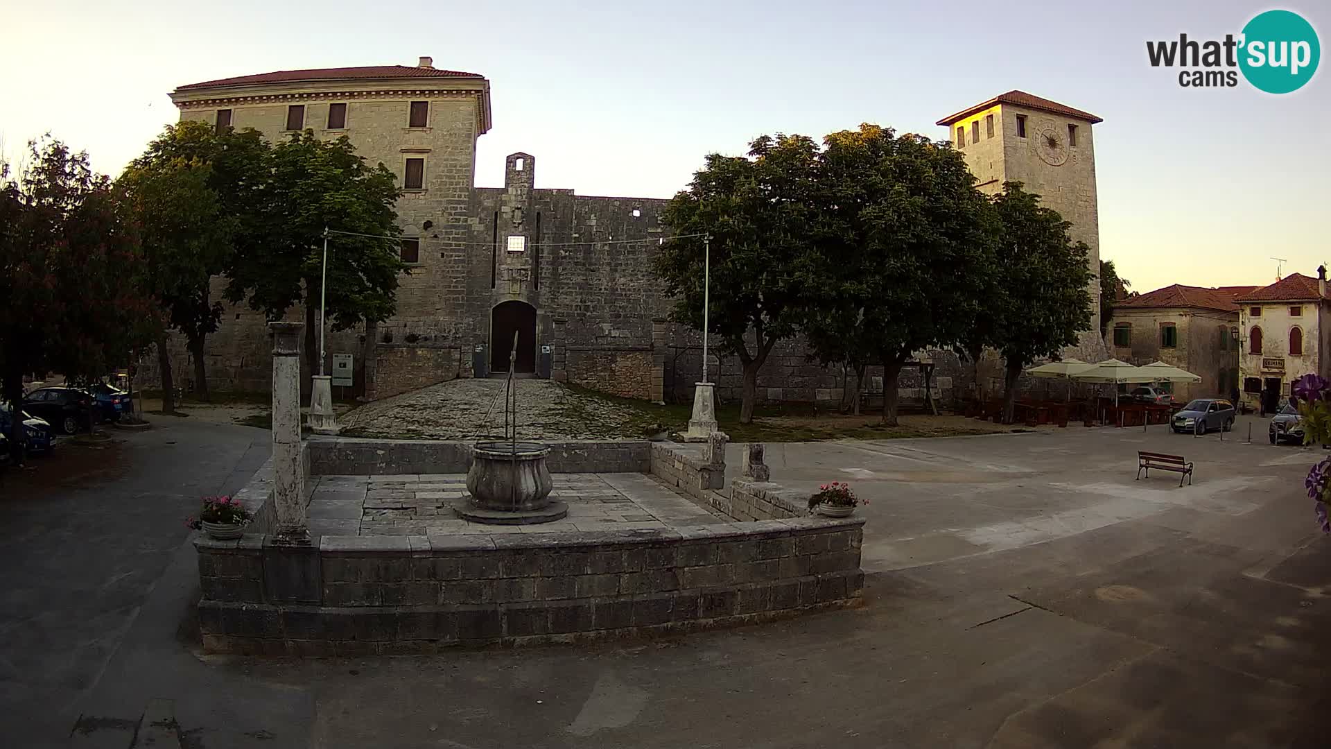 Spletna kamera Svetvinčenat – Grad in vodnjak – Istra – Hrvaška