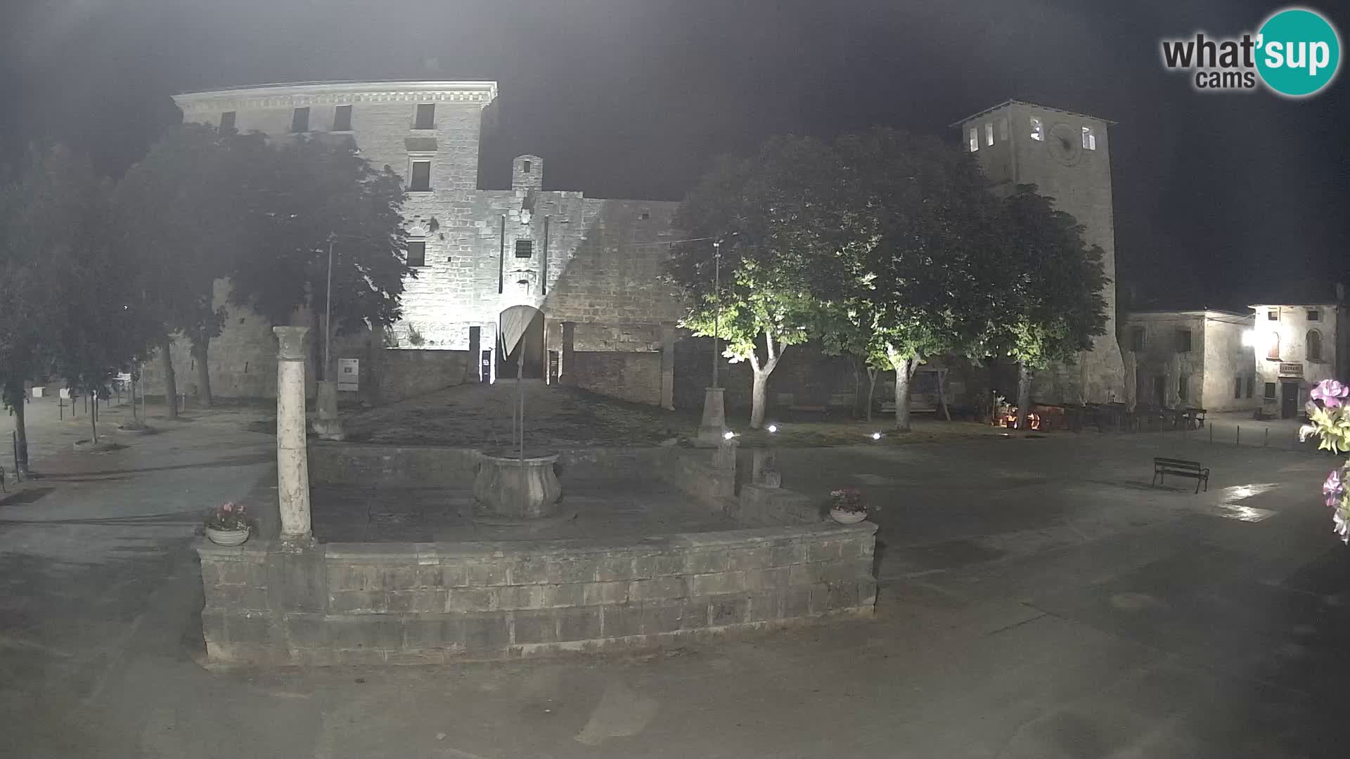 Spletna kamera Svetvinčenat – Grad in vodnjak – Istra – Hrvaška