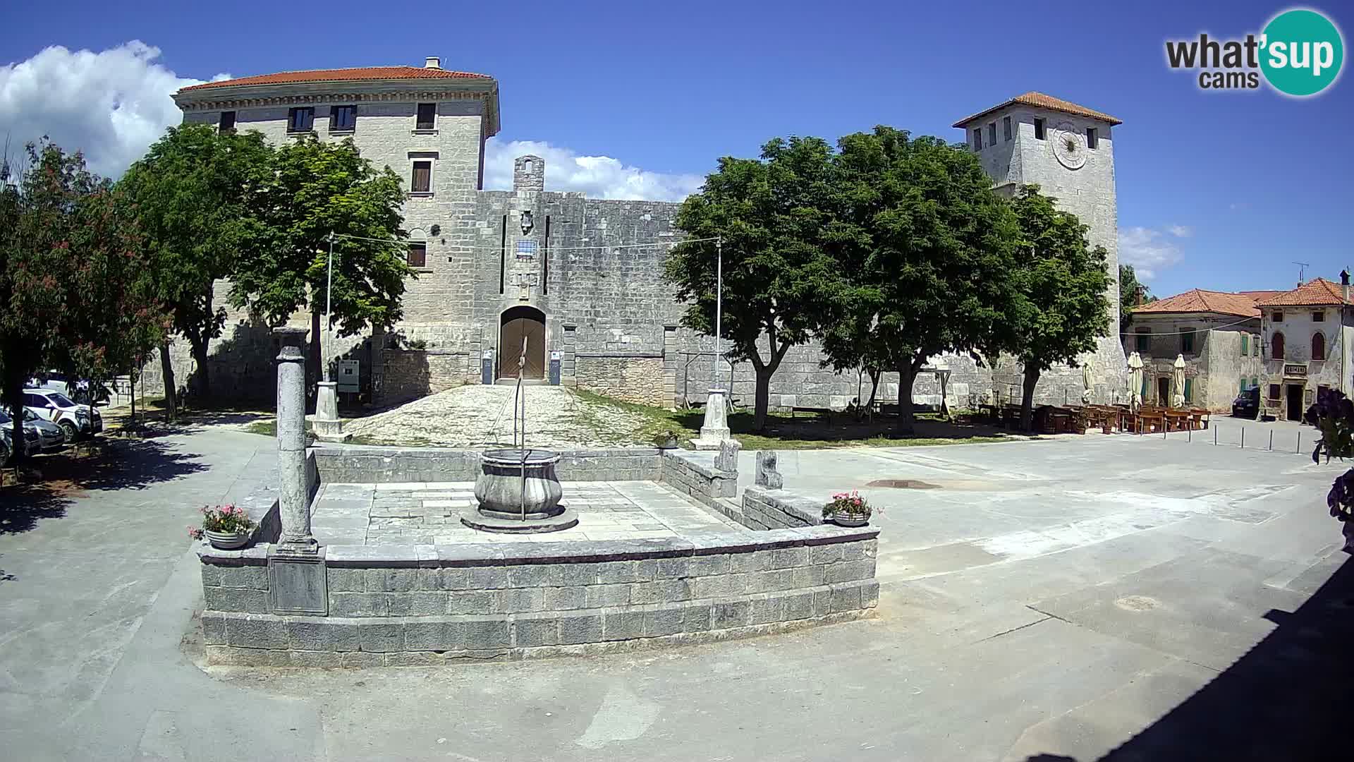 Spletna kamera Svetvinčenat – Grad in vodnjak – Istra – Hrvaška
