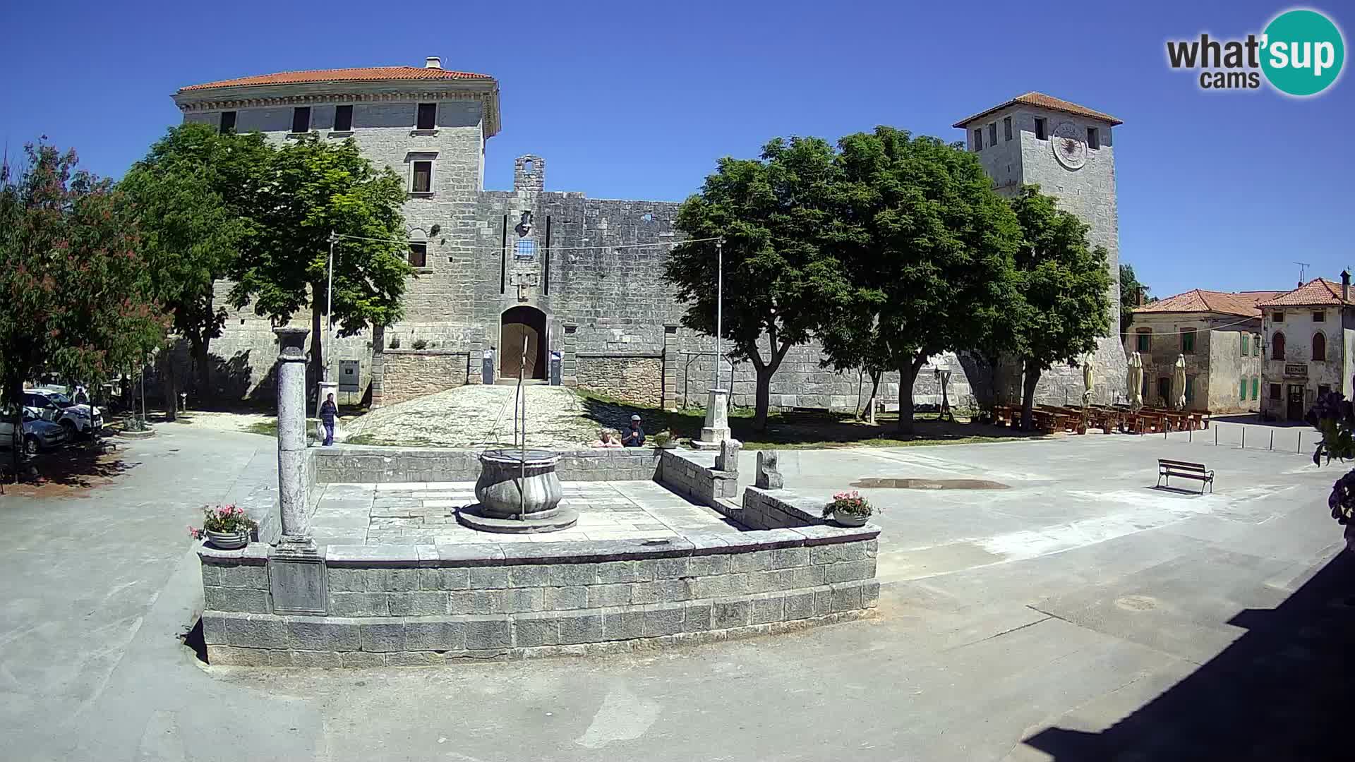 Spletna kamera Svetvinčenat – Grad in vodnjak – Istra – Hrvaška