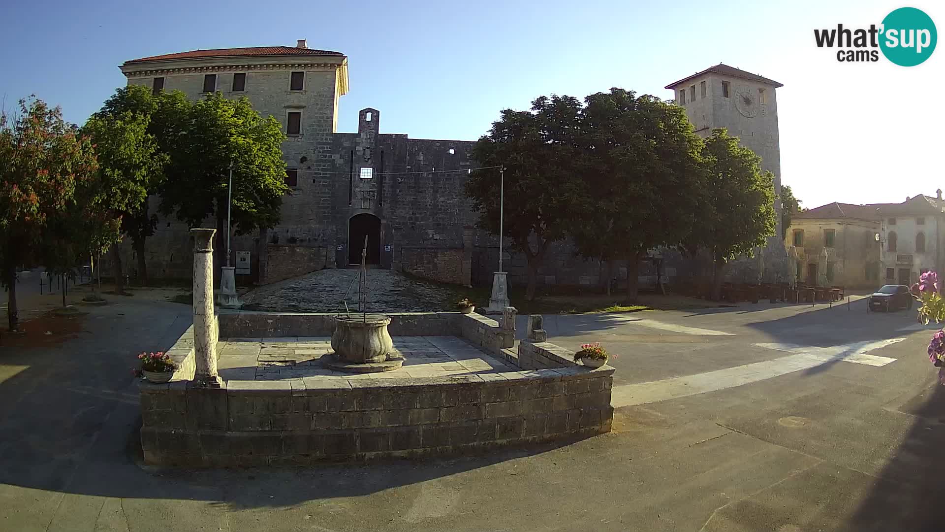 Spletna kamera Svetvinčenat – Grad in vodnjak – Istra – Hrvaška