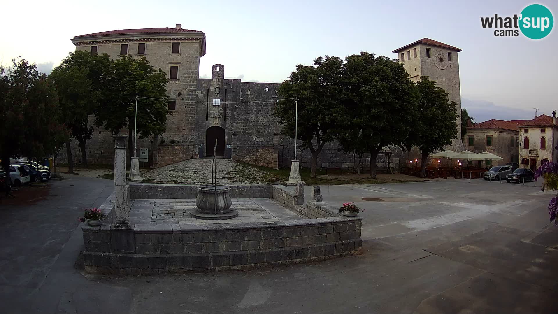 Spletna kamera Svetvinčenat – Grad in vodnjak – Istra – Hrvaška