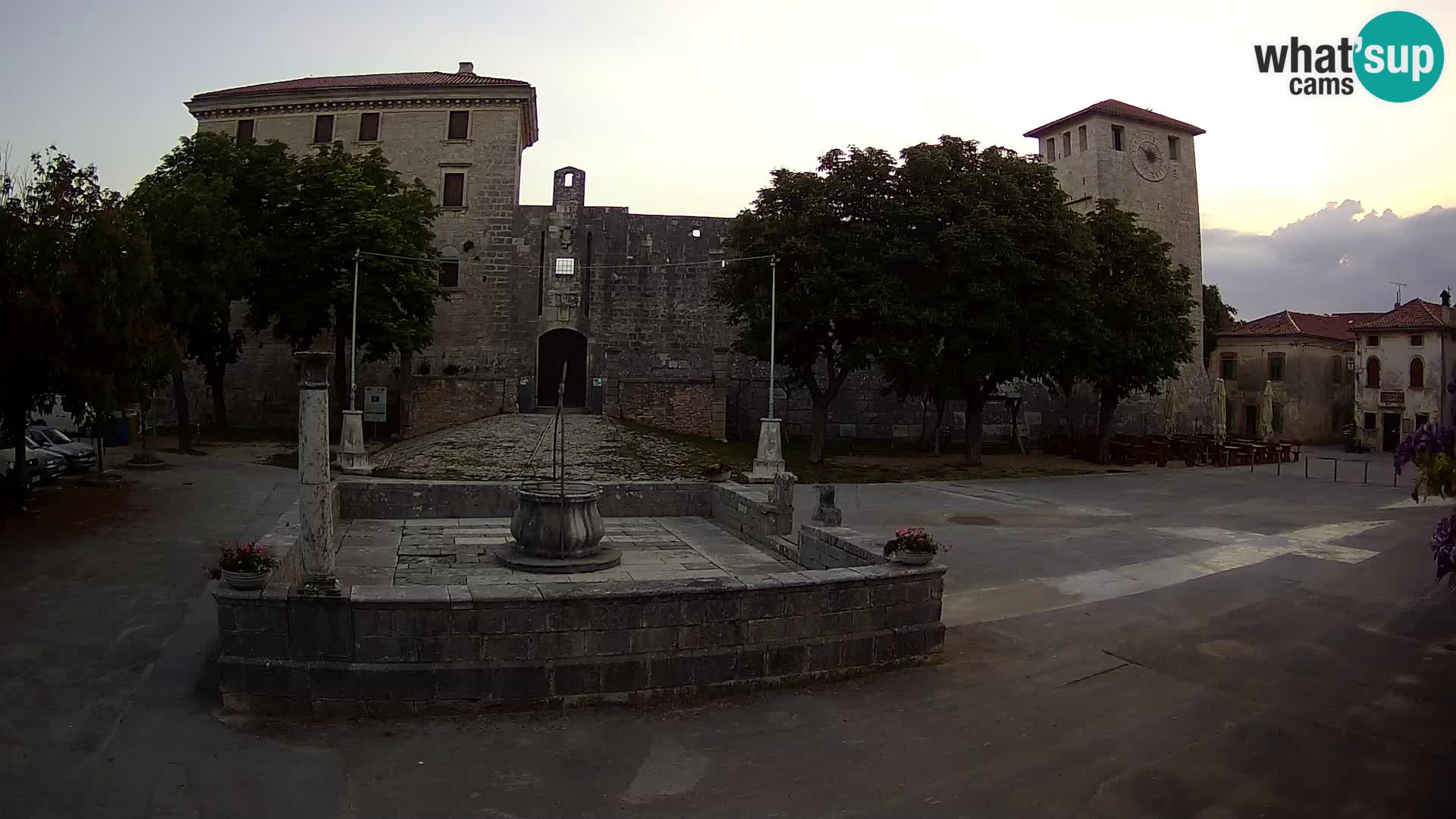 Spletna kamera Svetvinčenat – Grad in vodnjak – Istra – Hrvaška