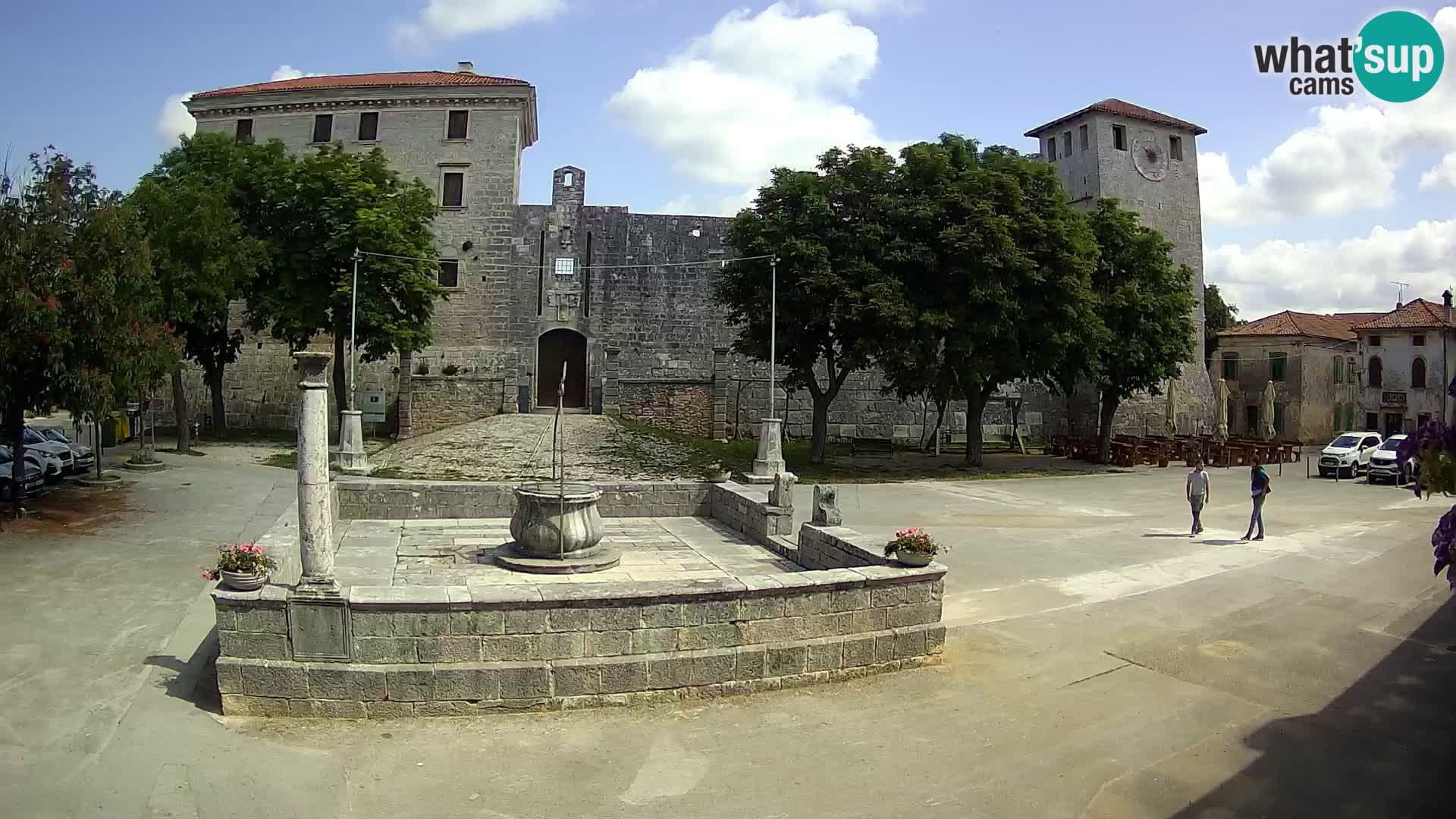 Spletna kamera Svetvinčenat – Grad in vodnjak – Istra – Hrvaška