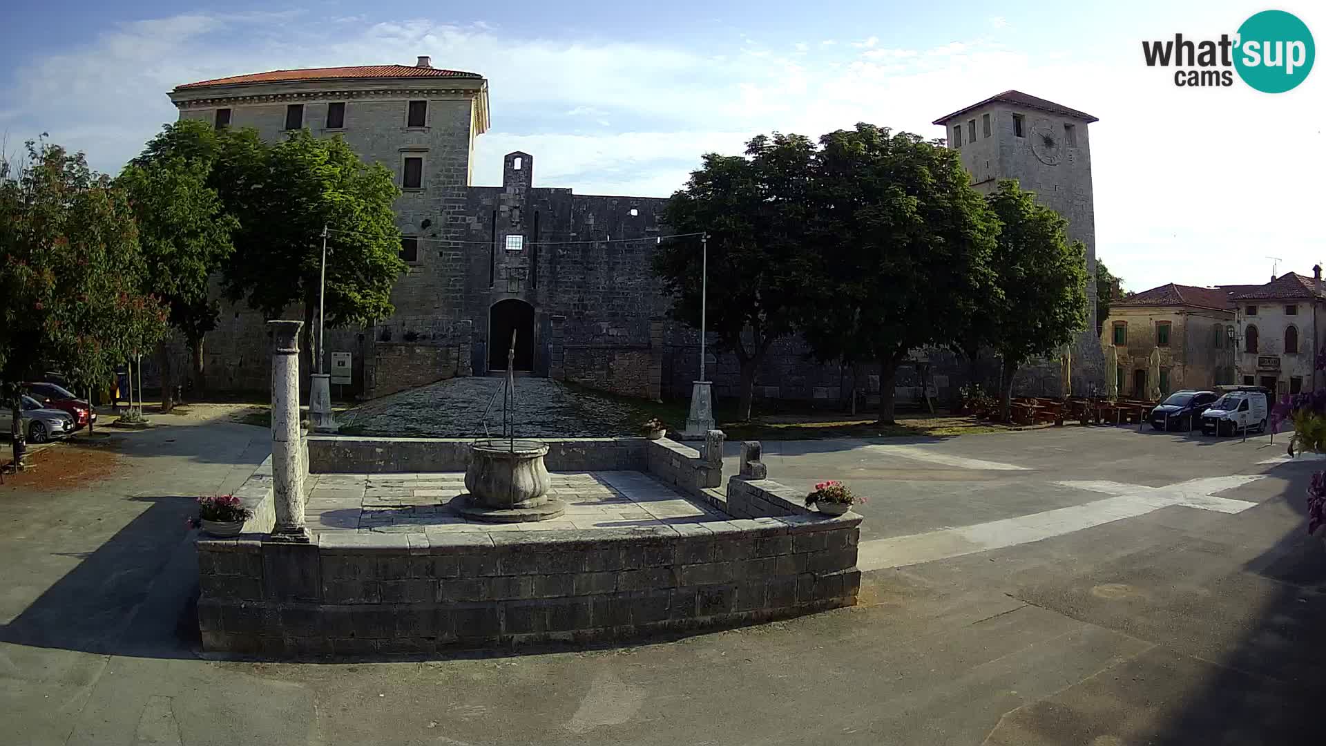 Spletna kamera Svetvinčenat – Grad in vodnjak – Istra – Hrvaška