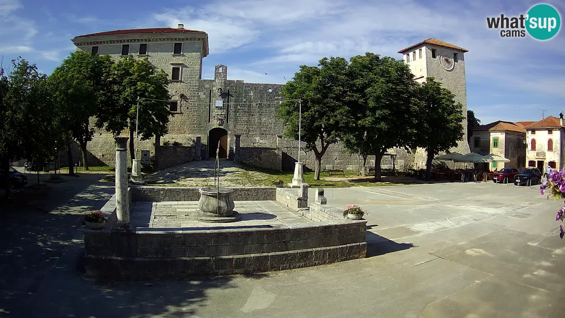 Spletna kamera Svetvinčenat – Grad in vodnjak – Istra – Hrvaška