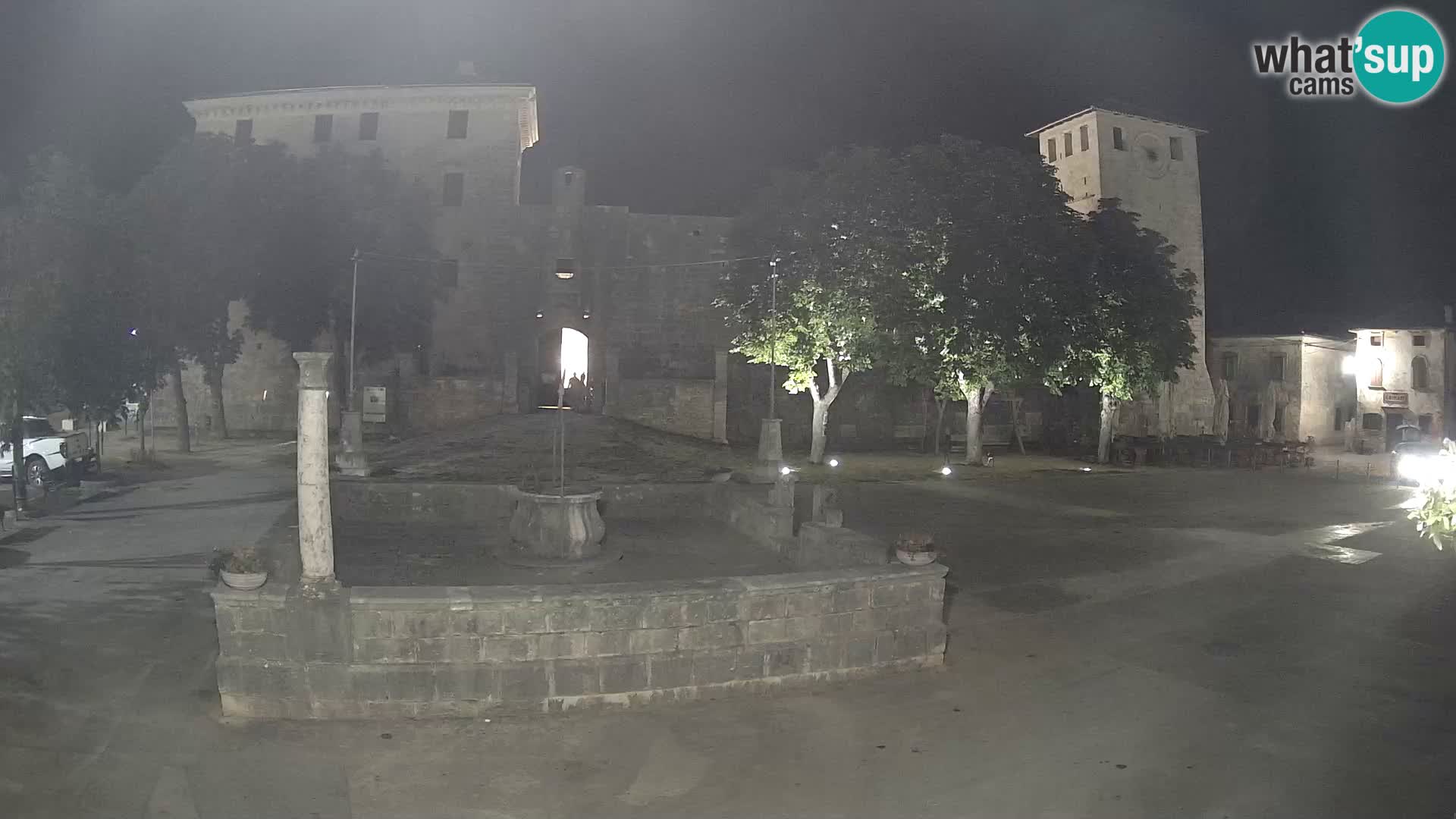 Spletna kamera Svetvinčenat – Grad in vodnjak – Istra – Hrvaška