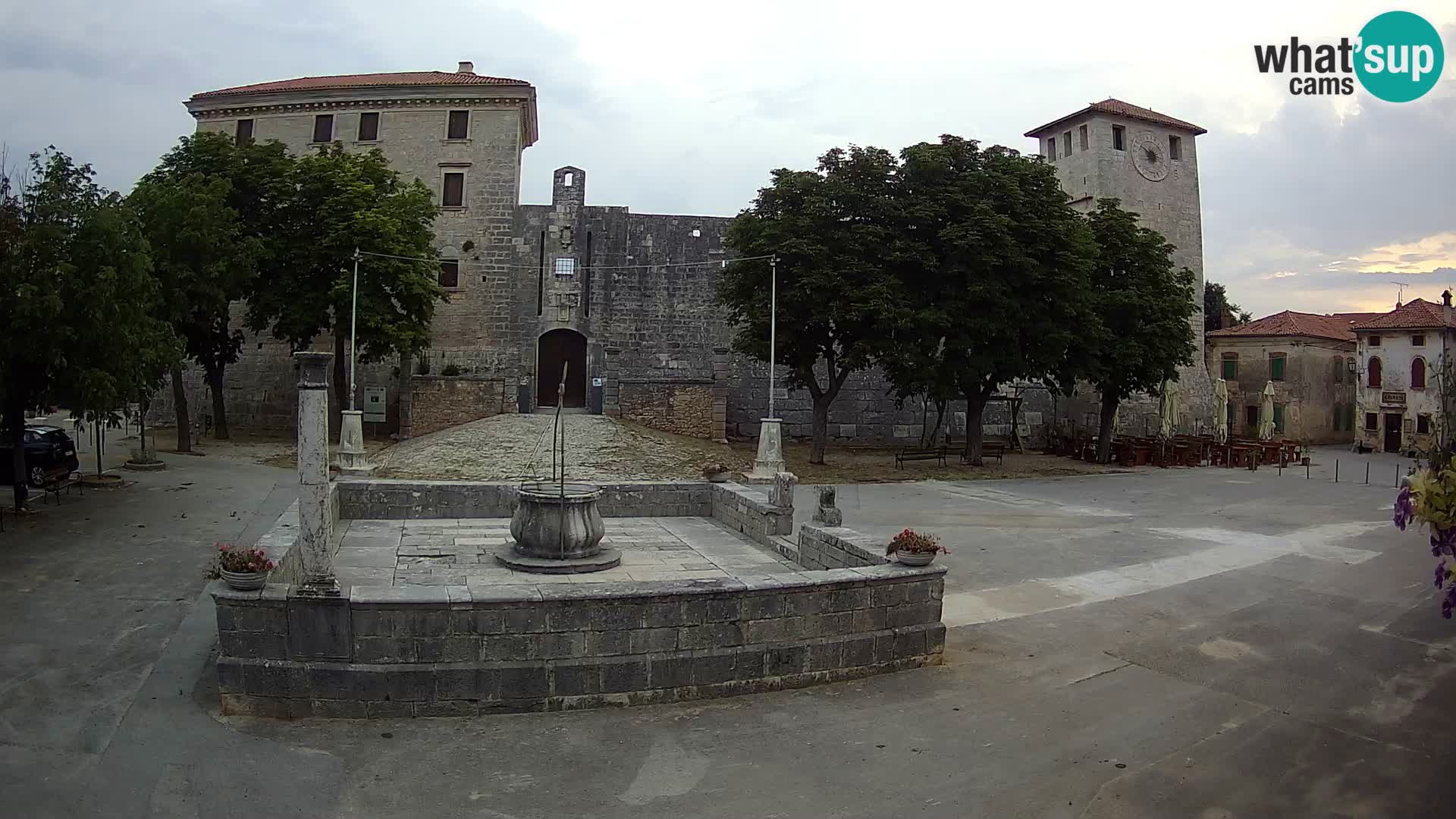 Spletna kamera Svetvinčenat – Grad in vodnjak – Istra – Hrvaška