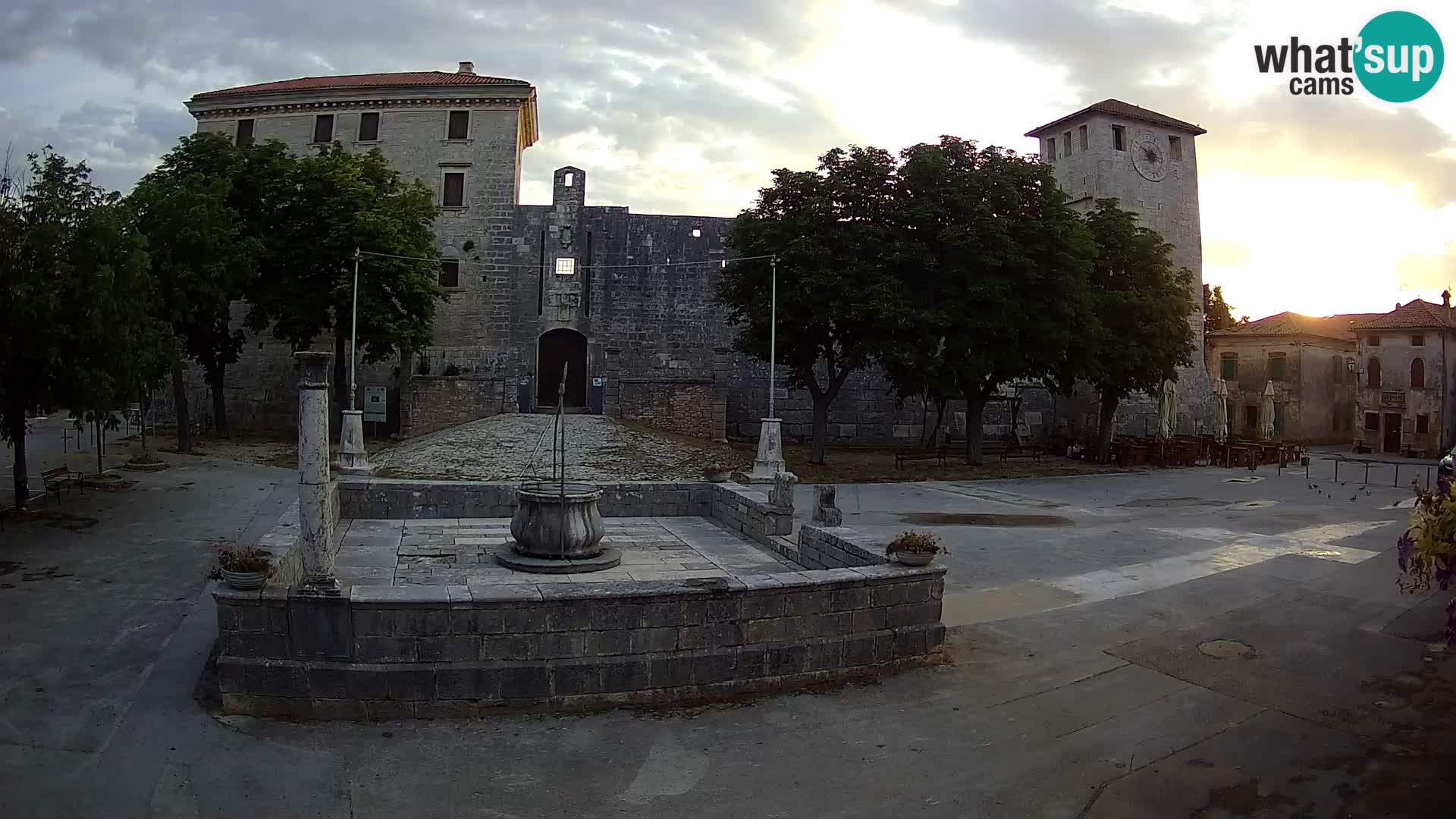 Spletna kamera Svetvinčenat – Grad in vodnjak – Istra – Hrvaška
