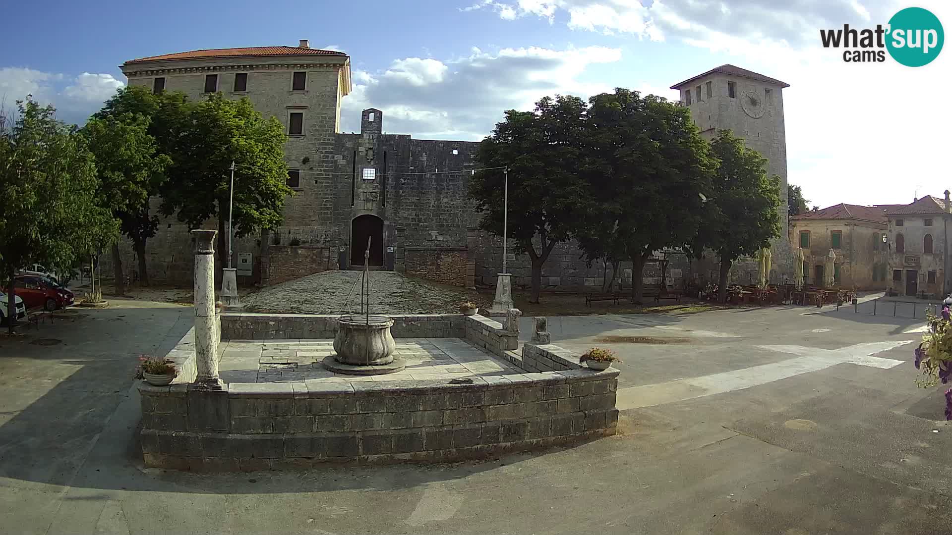 Spletna kamera Svetvinčenat – Grad in vodnjak – Istra – Hrvaška