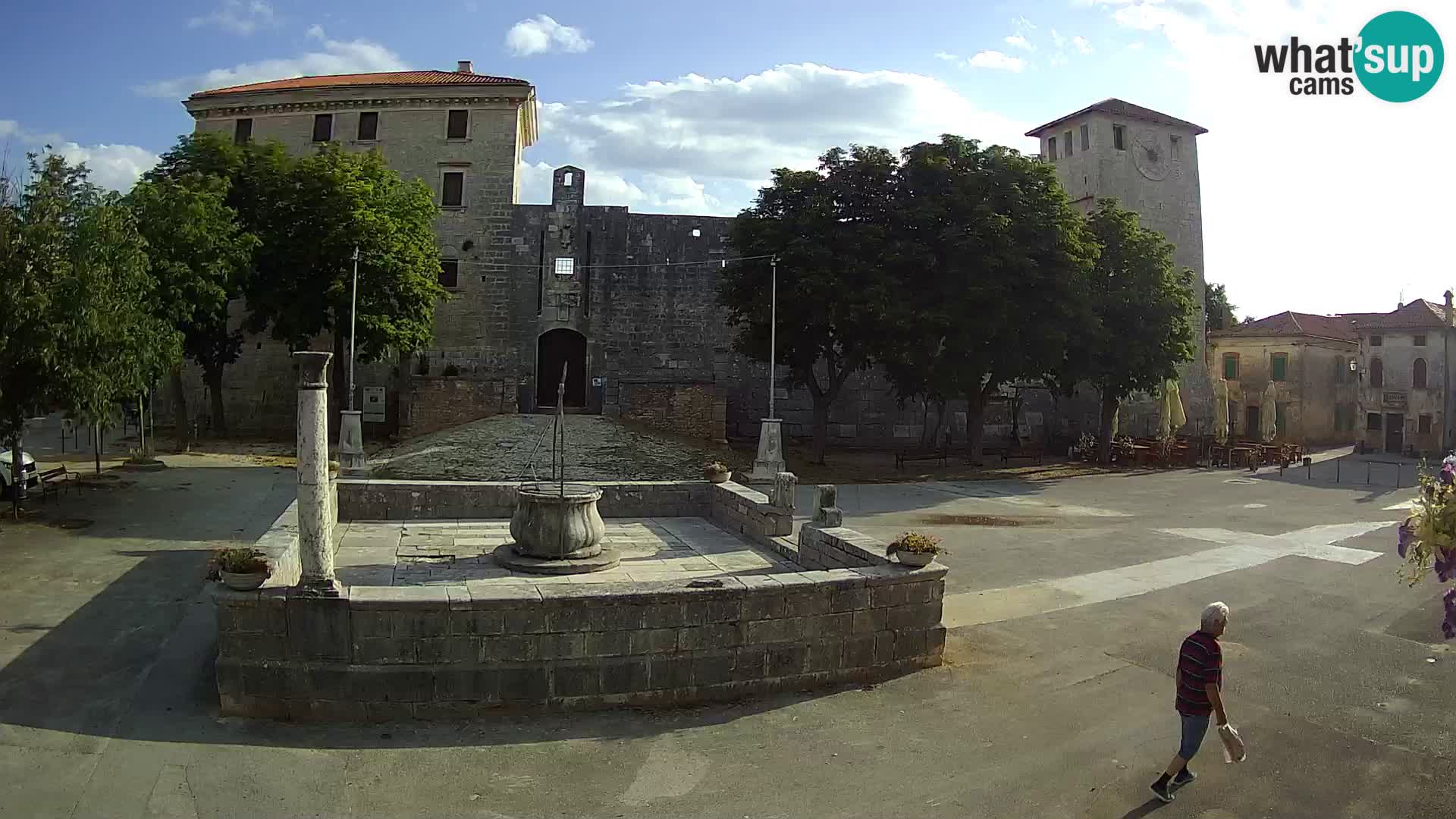 Spletna kamera Svetvinčenat – Grad in vodnjak – Istra – Hrvaška