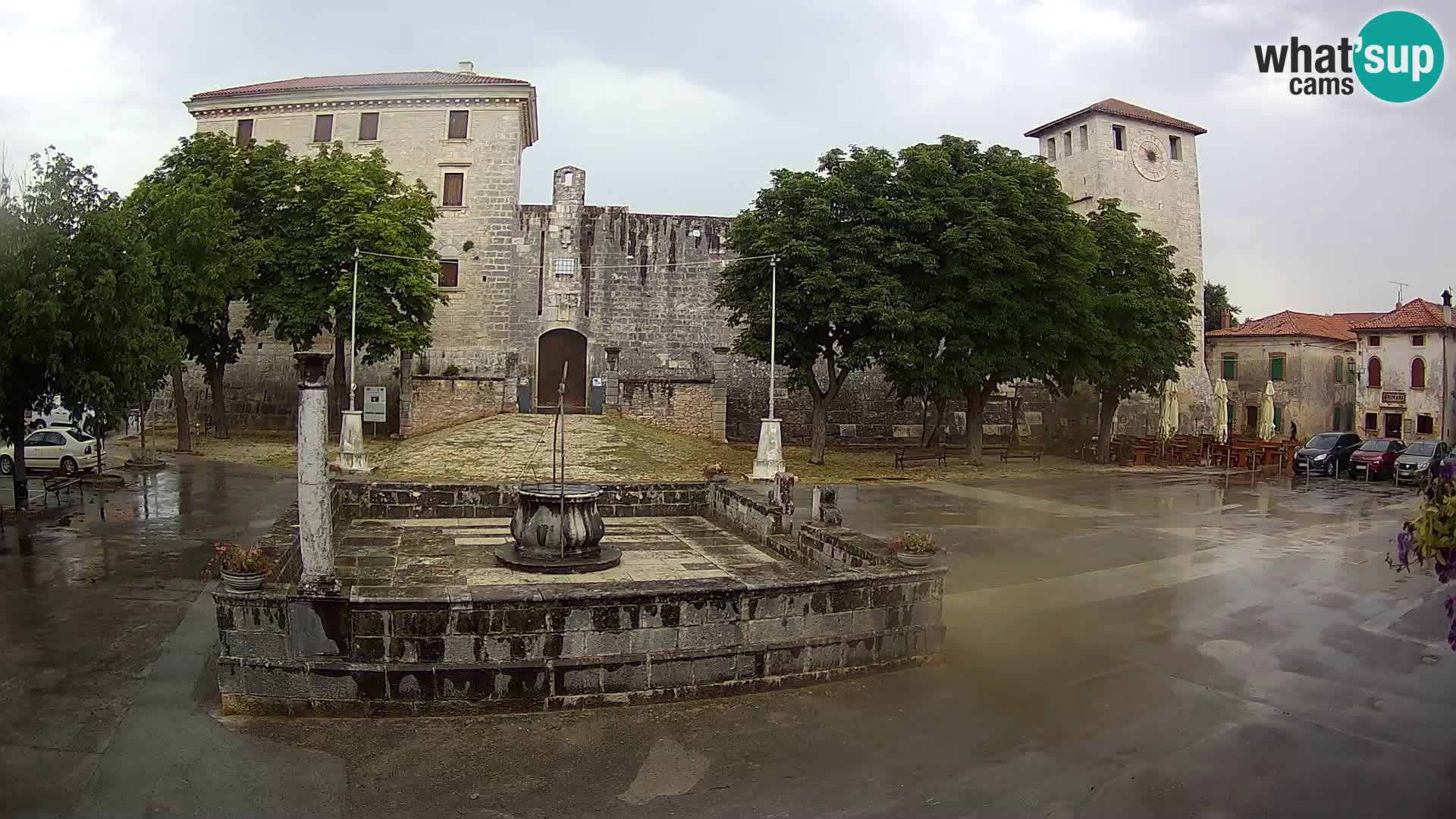 Spletna kamera Svetvinčenat – Grad in vodnjak – Istra – Hrvaška