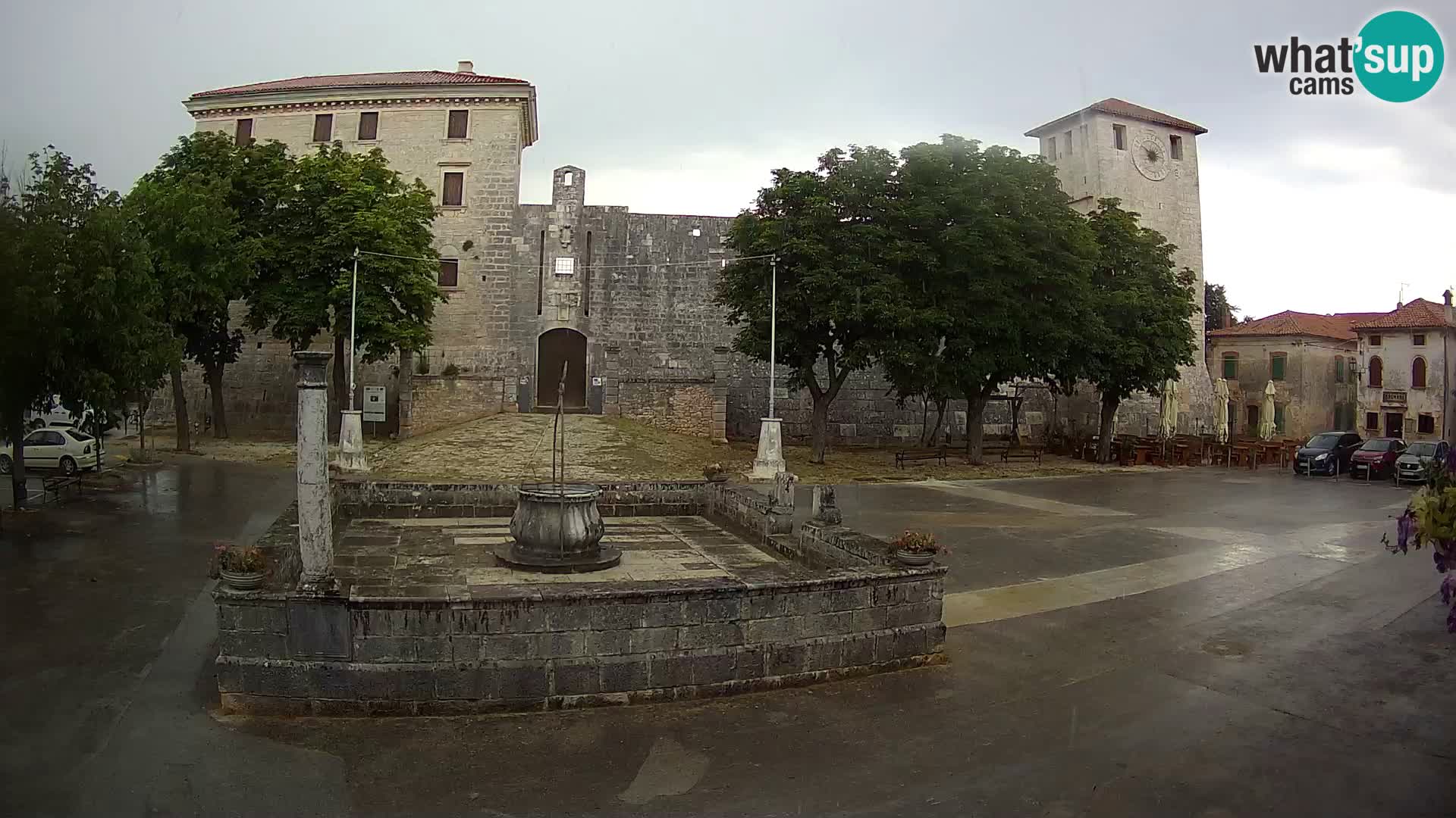 Spletna kamera Svetvinčenat – Grad in vodnjak – Istra – Hrvaška