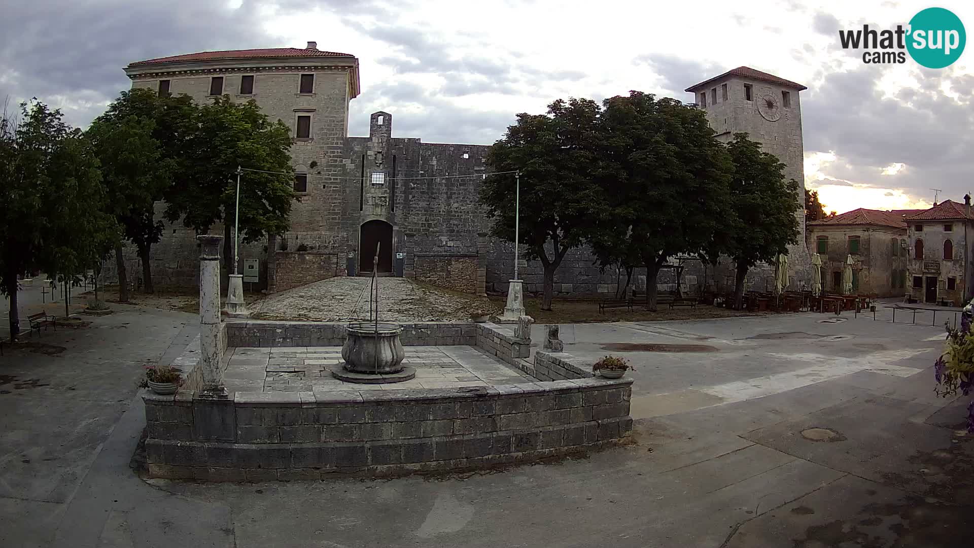 Spletna kamera Svetvinčenat – Grad in vodnjak – Istra – Hrvaška
