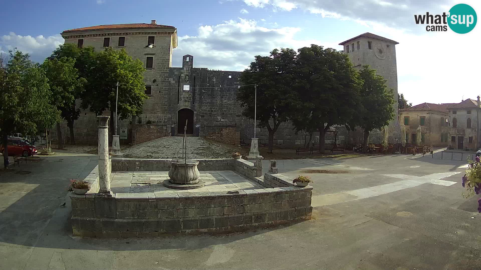 Spletna kamera Svetvinčenat – Grad in vodnjak – Istra – Hrvaška