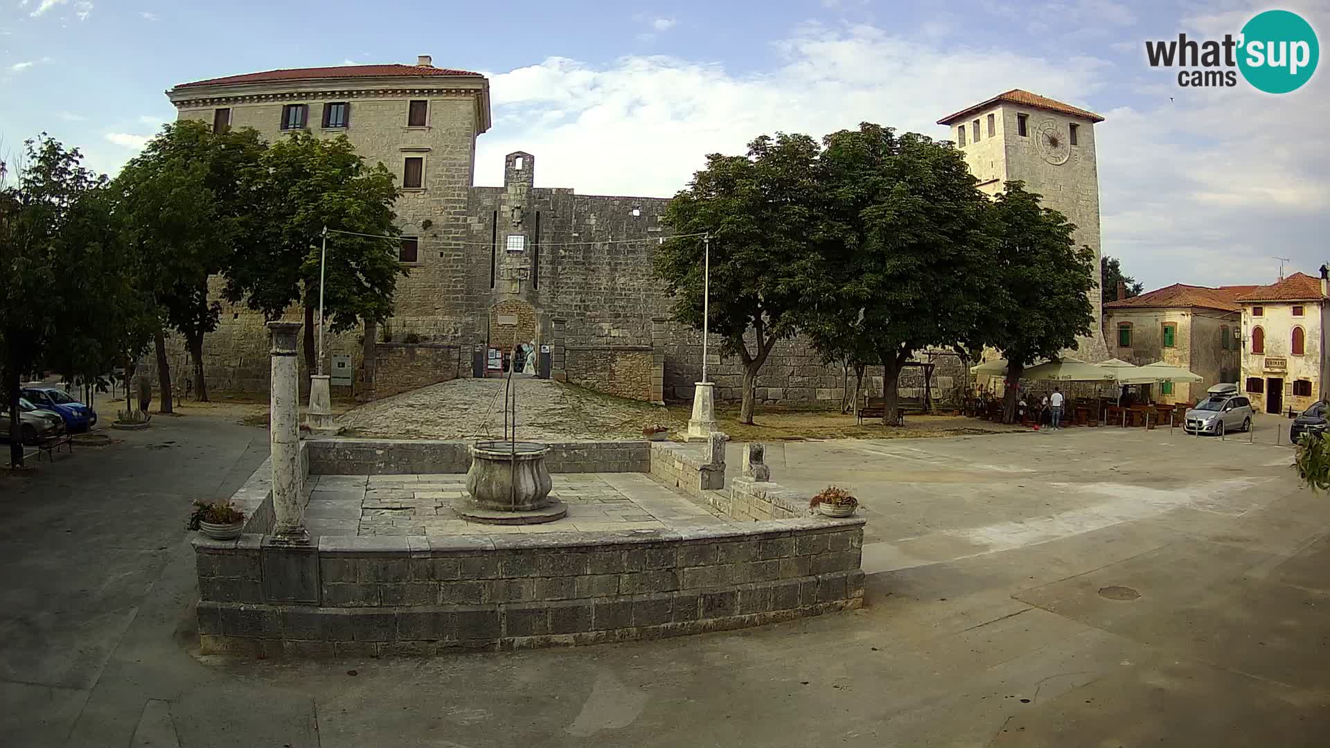 Spletna kamera Svetvinčenat – Grad in vodnjak – Istra – Hrvaška