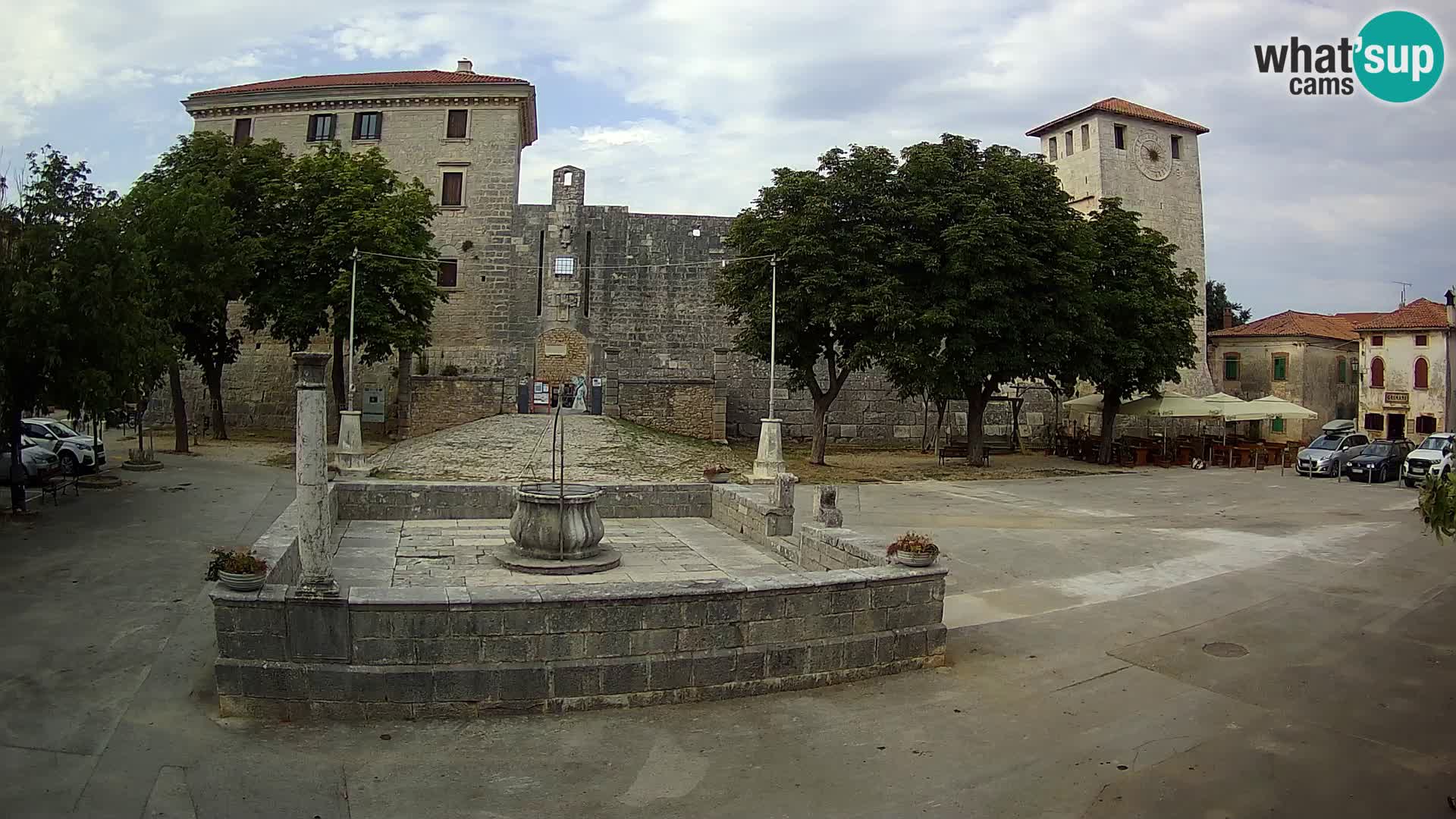 Spletna kamera Svetvinčenat – Grad in vodnjak – Istra – Hrvaška