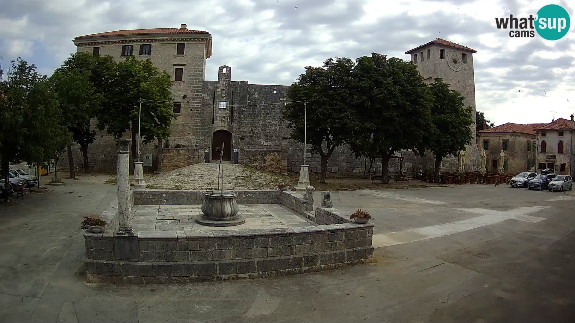 Spletna kamera Svetvinčenat – Grad in vodnjak – Istra – Hrvaška