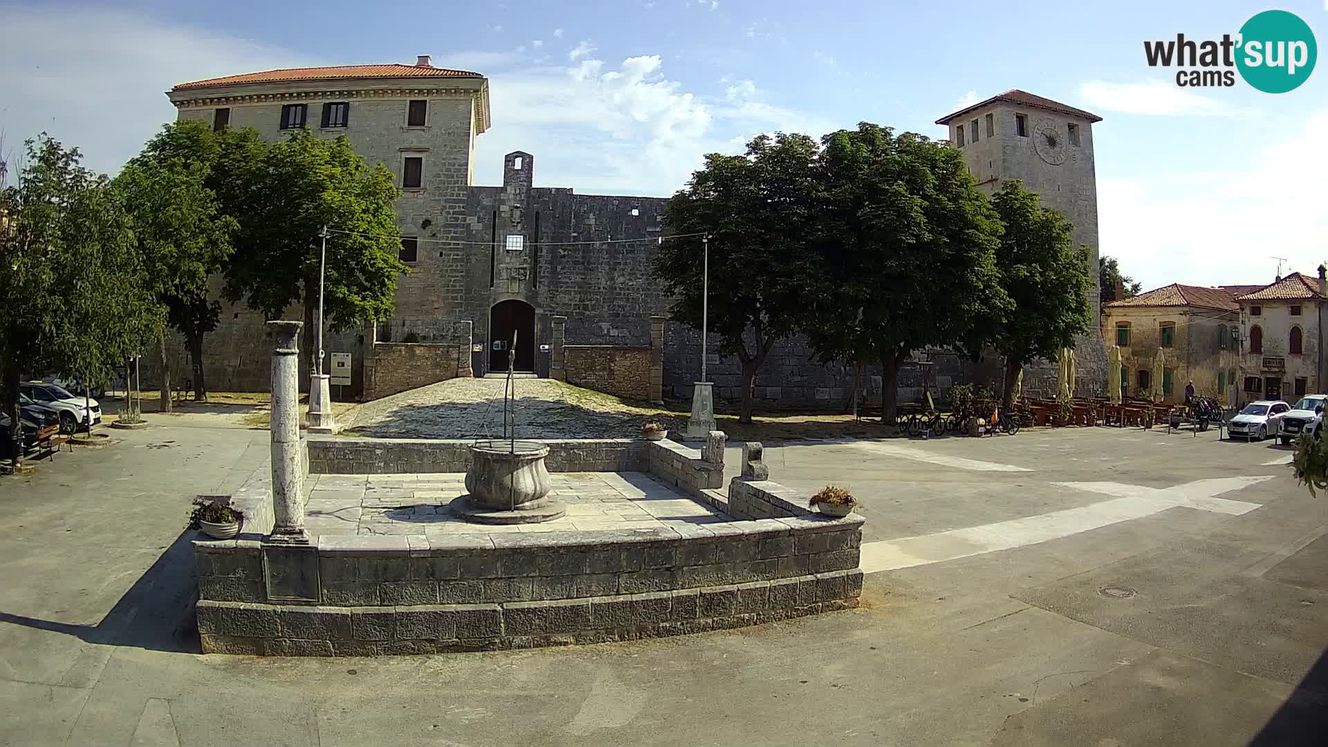 Spletna kamera Svetvinčenat – Grad in vodnjak – Istra – Hrvaška