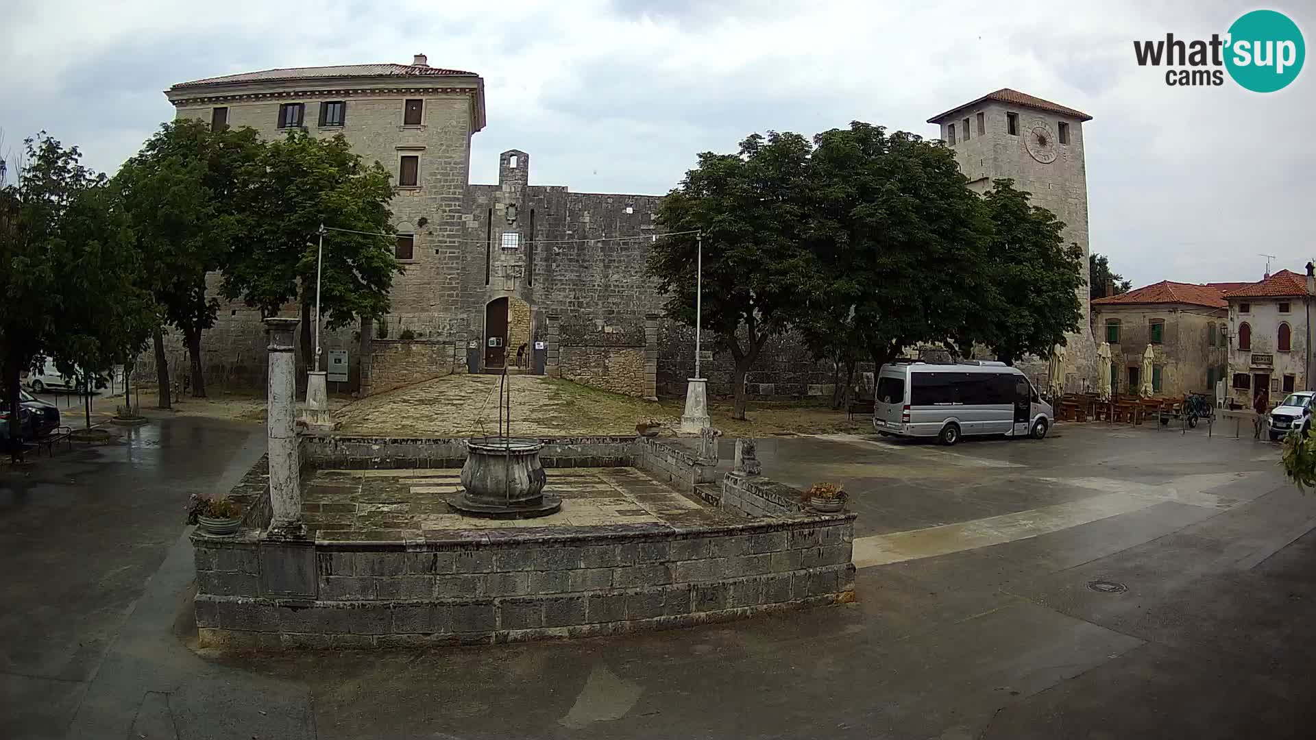 Spletna kamera Svetvinčenat – Grad in vodnjak – Istra – Hrvaška
