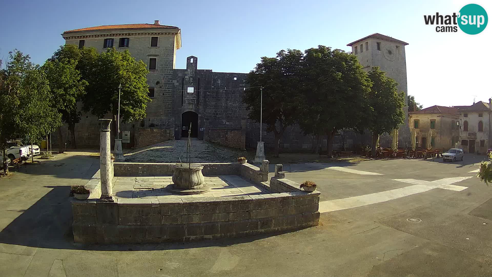 Spletna kamera Svetvinčenat – Grad in vodnjak – Istra – Hrvaška