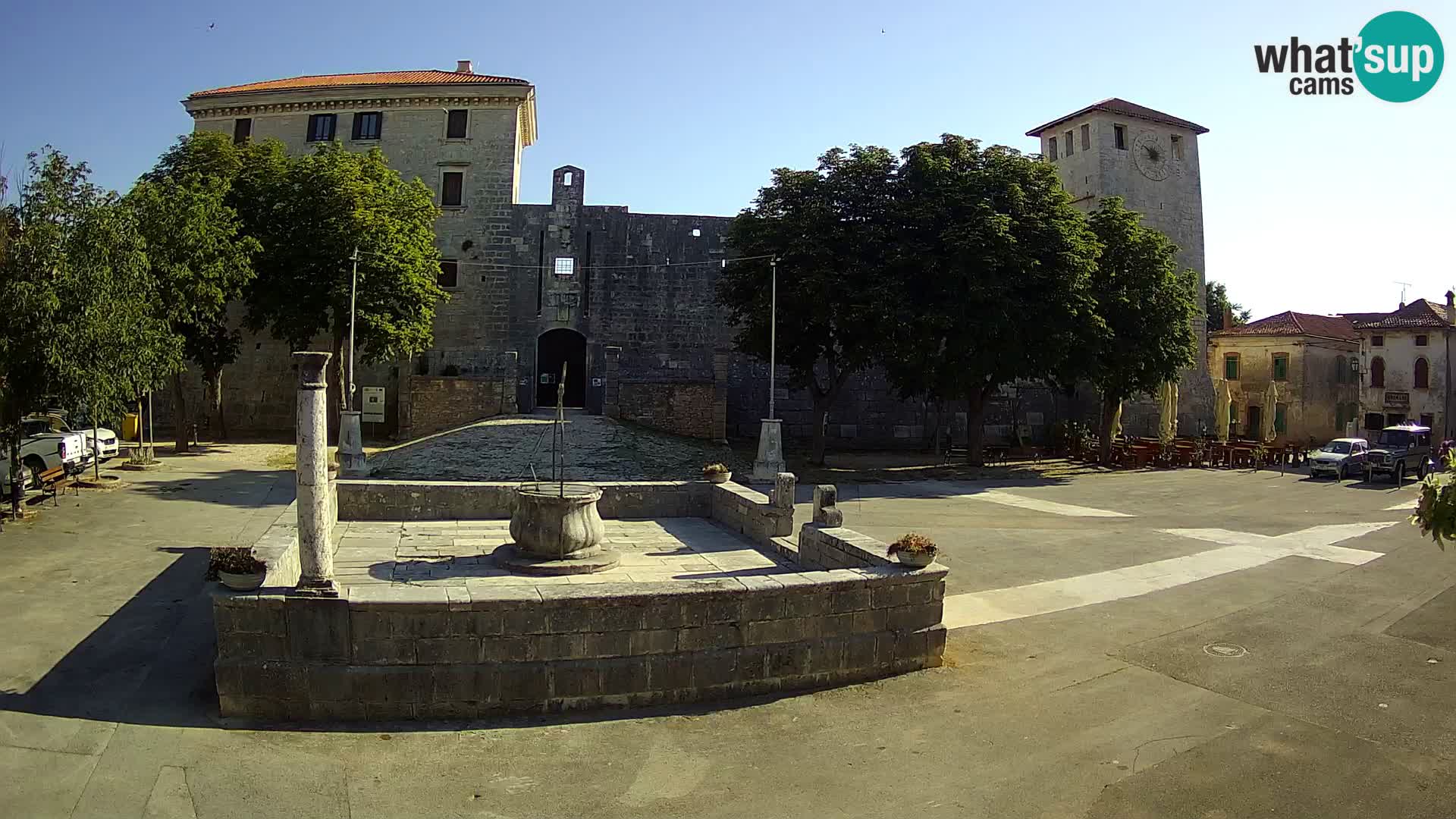 Spletna kamera Svetvinčenat – Grad in vodnjak – Istra – Hrvaška