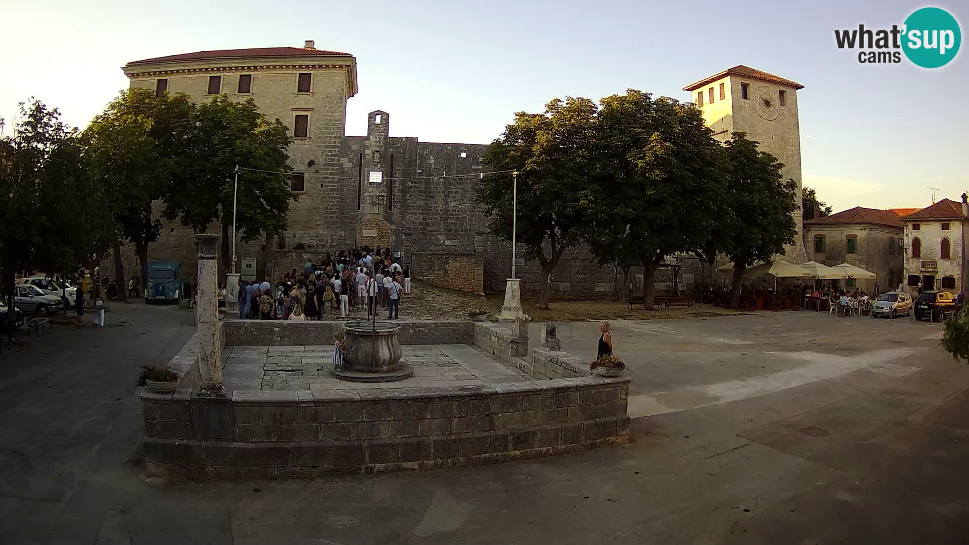 Spletna kamera Svetvinčenat – Grad in vodnjak – Istra – Hrvaška