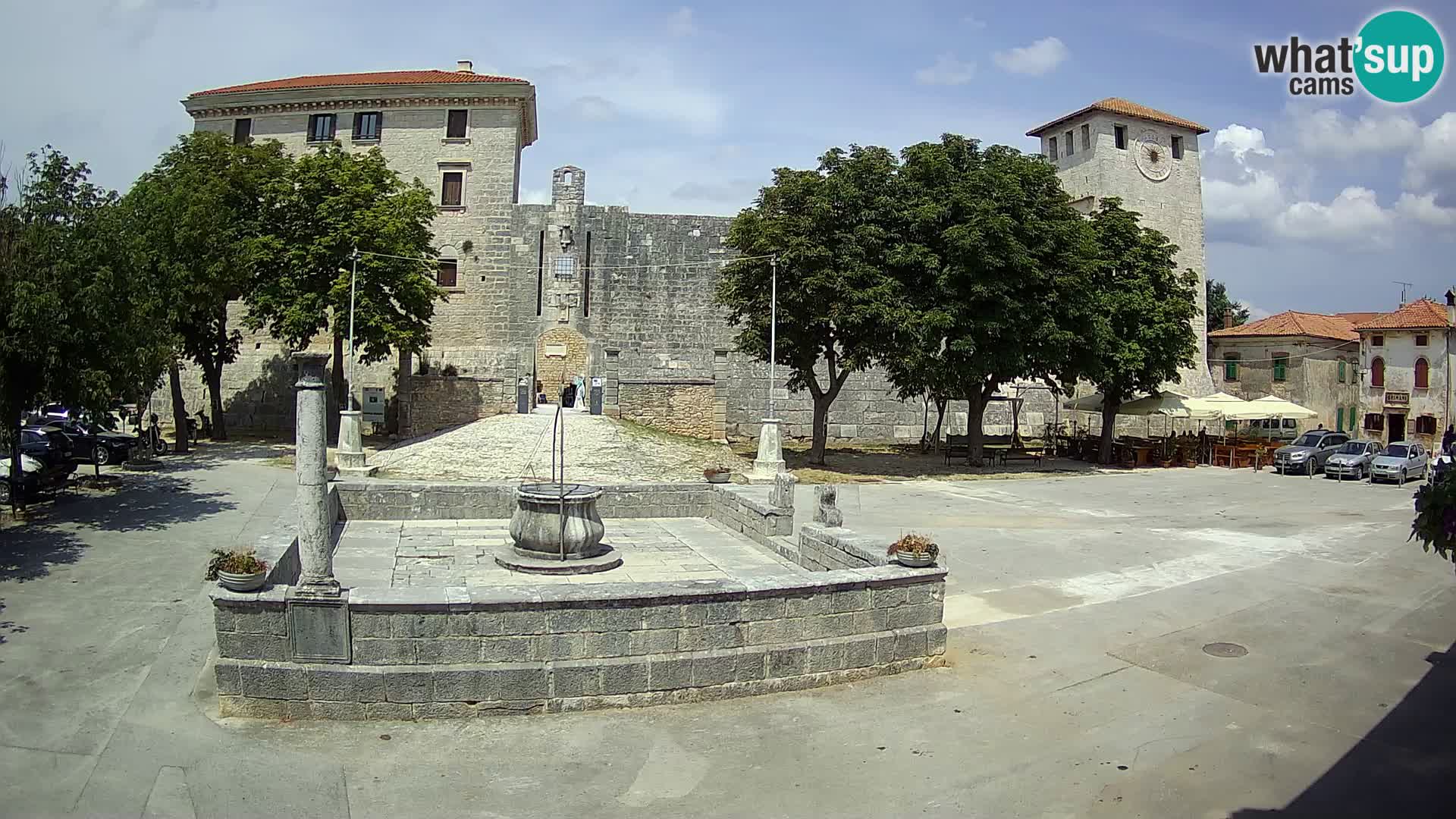 Spletna kamera Svetvinčenat – Grad in vodnjak – Istra – Hrvaška