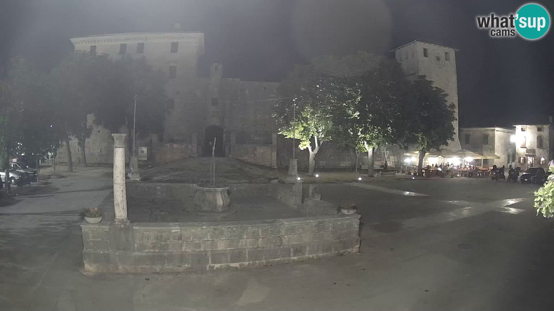 Spletna kamera Svetvinčenat – Grad in vodnjak – Istra – Hrvaška