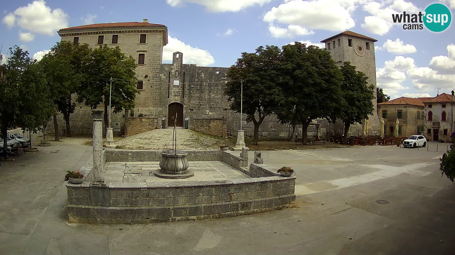 Spletna kamera Svetvinčenat – Grad in vodnjak – Istra – Hrvaška