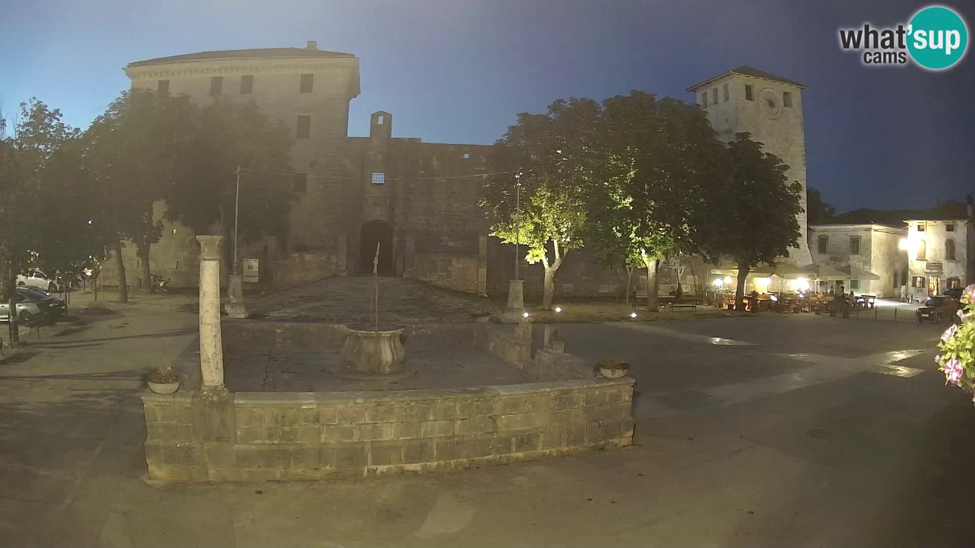 Spletna kamera Svetvinčenat – Grad in vodnjak – Istra – Hrvaška