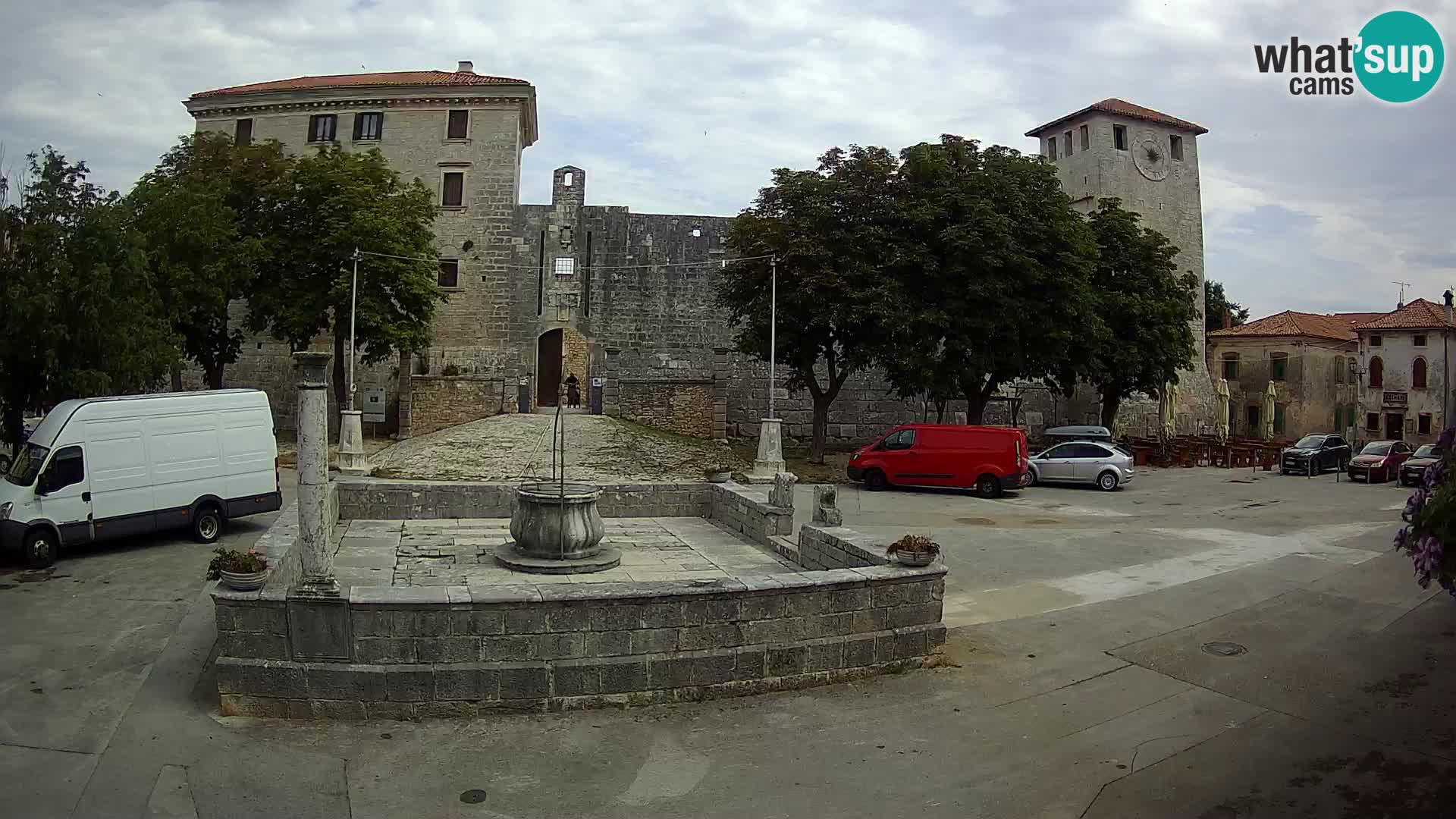 Spletna kamera Svetvinčenat – Grad in vodnjak – Istra – Hrvaška