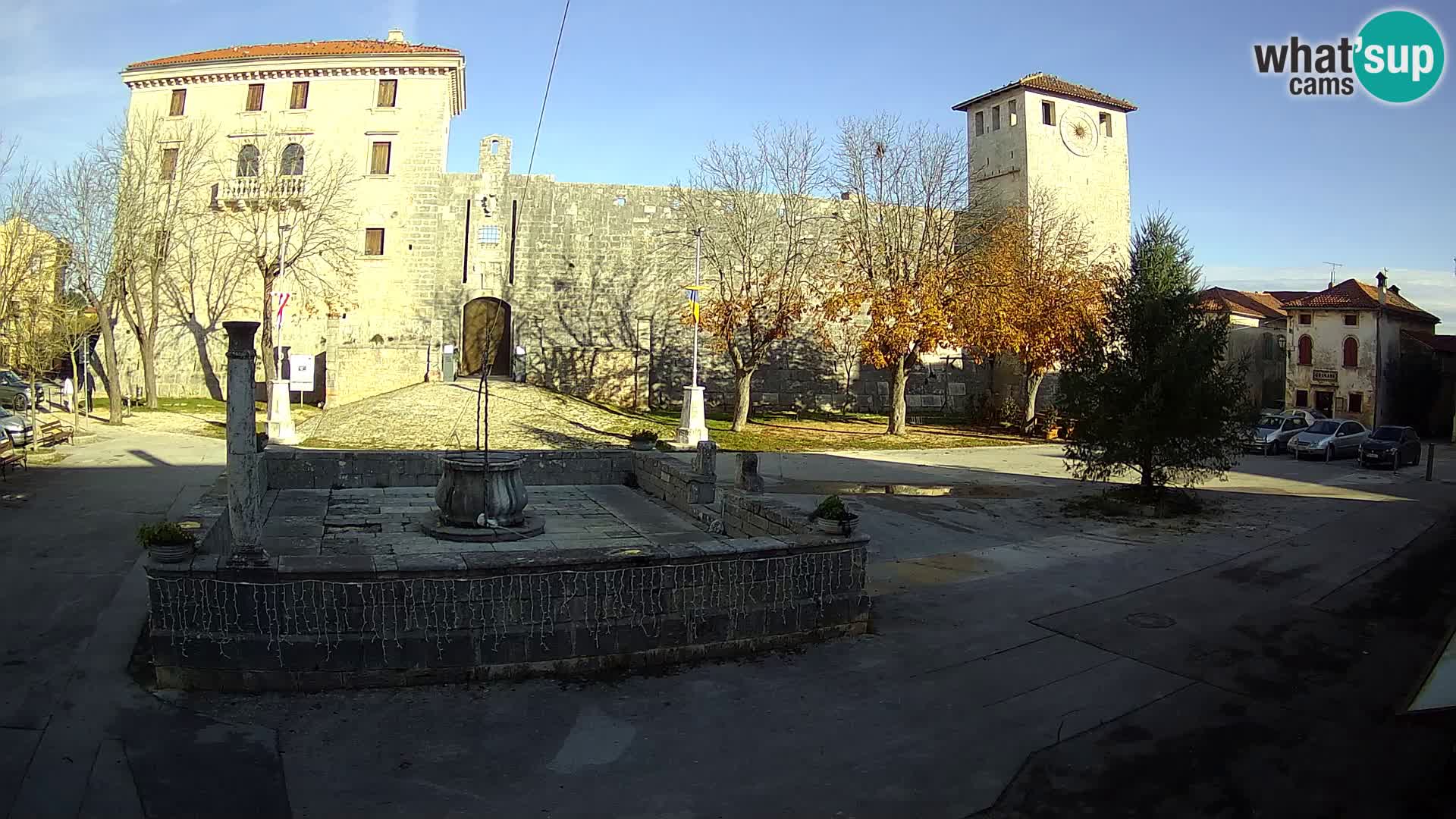 Spletna kamera Svetvinčenat – Grad in vodnjak – Istra – Hrvaška