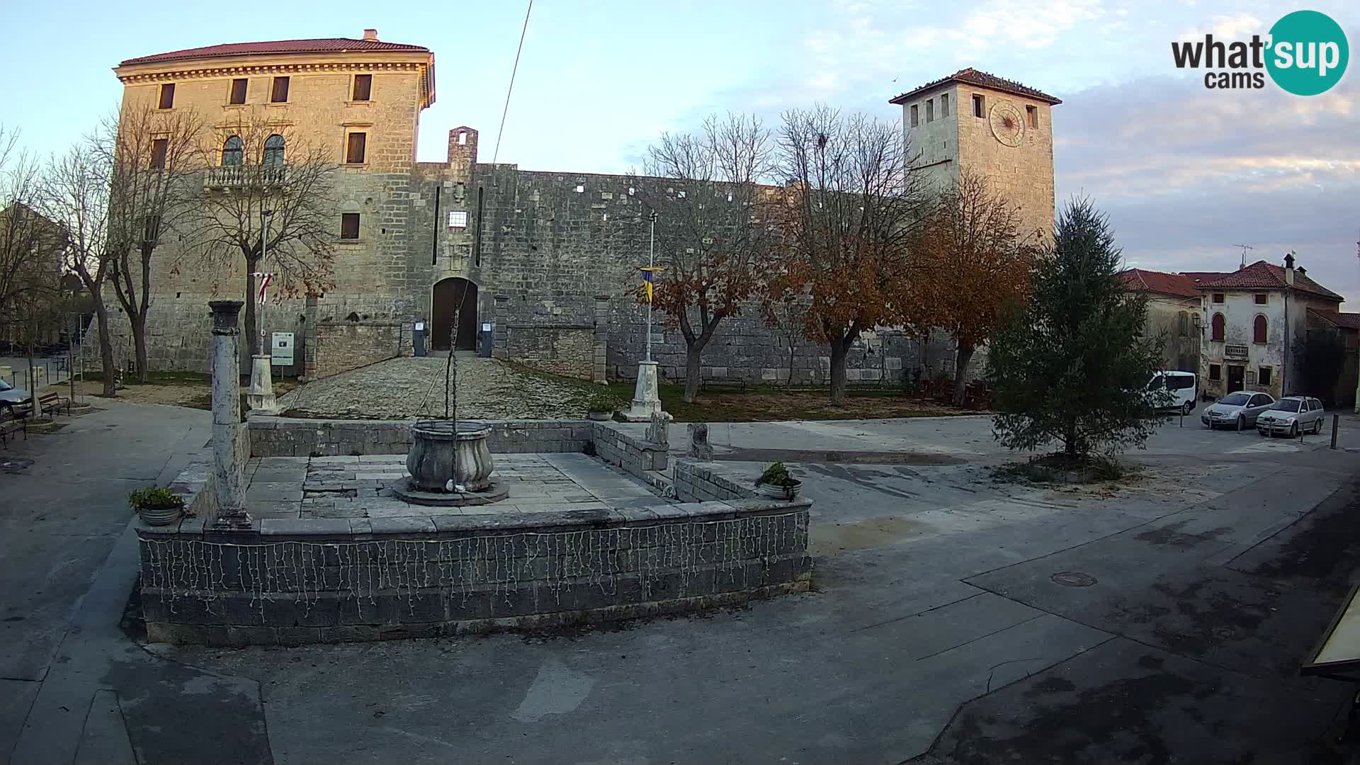 Spletna kamera Svetvinčenat – Grad in vodnjak – Istra – Hrvaška